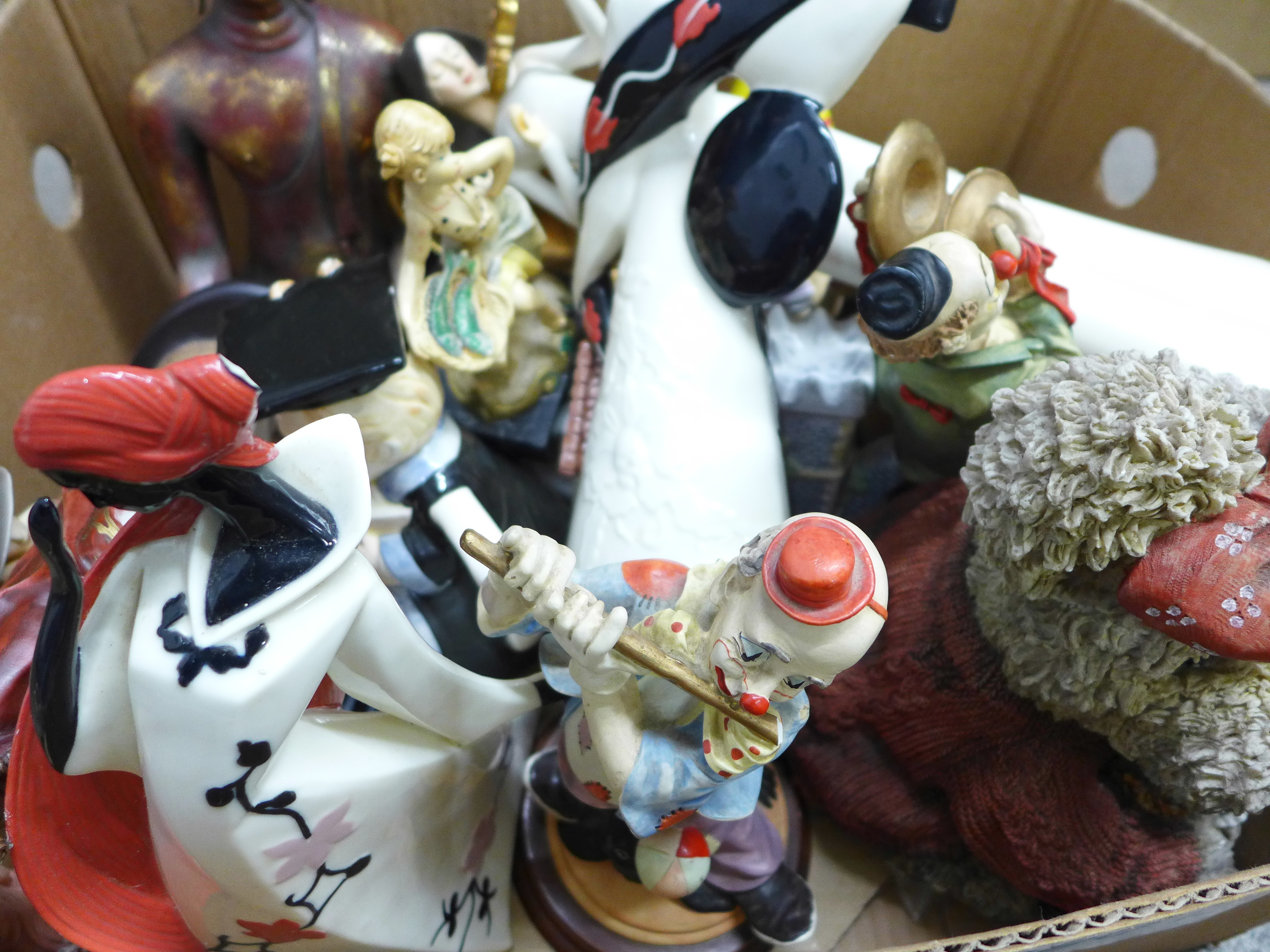 A collection of items including figures, teapots, etc. **PLEASE NOTE THIS LOT IS NOT ELIGIBLE FOR - Bild 2 aus 2