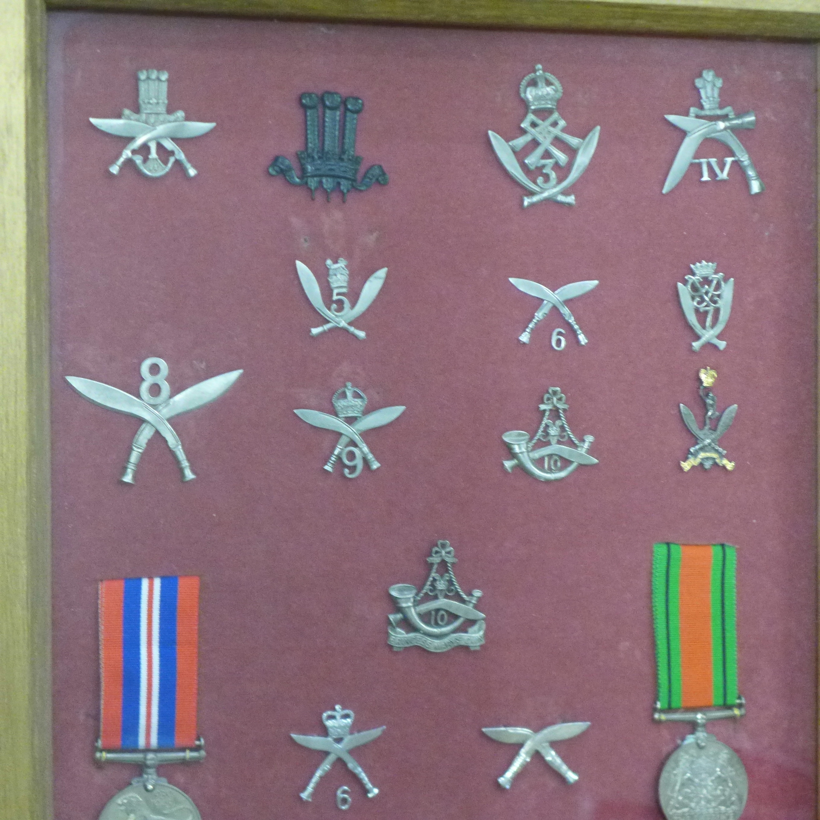 A collection of Ghurka badges and two WWII medals in a display case - Bild 2 aus 3