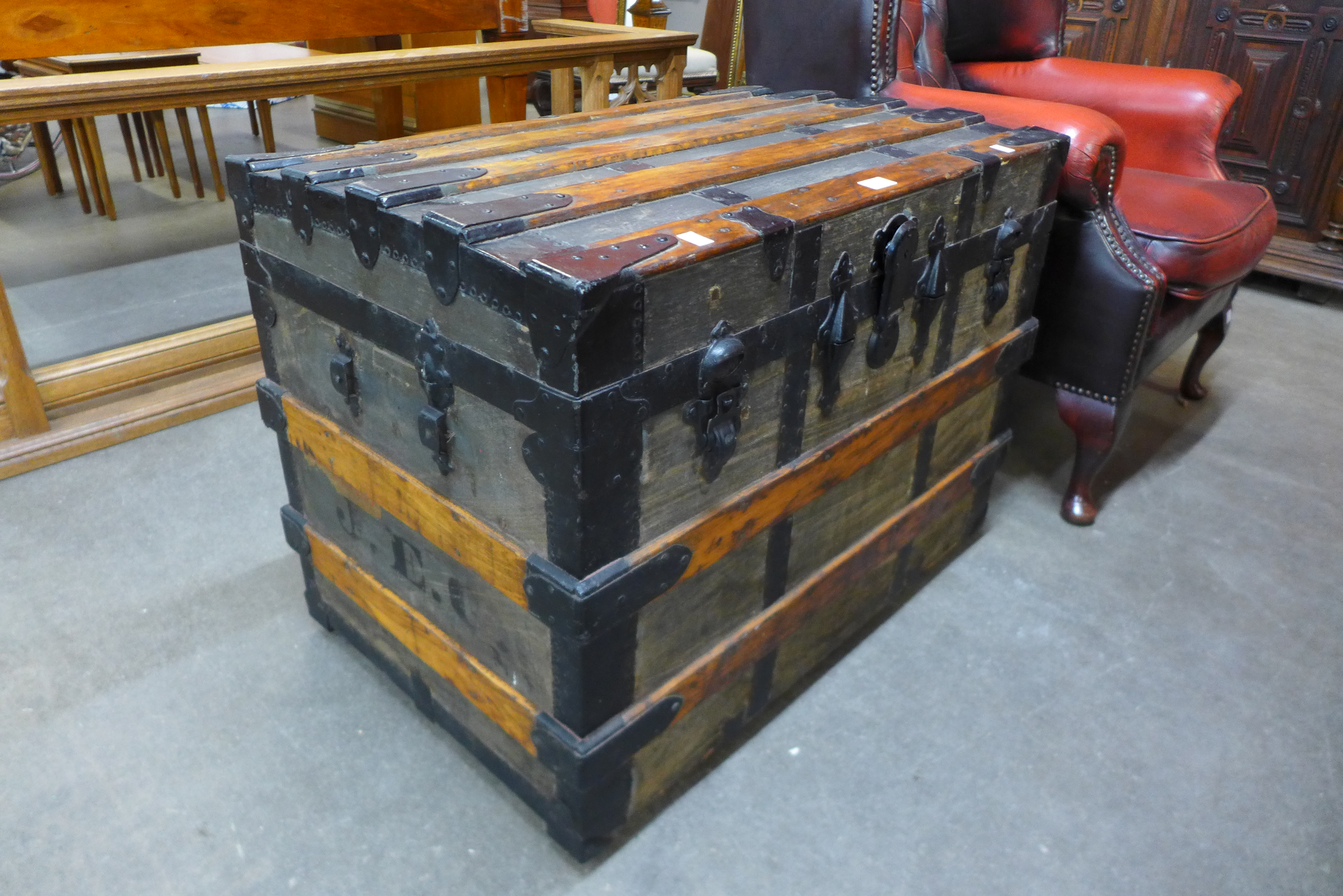 A 19th Century beech and iron mounted steamer trunk - Image 2 of 4