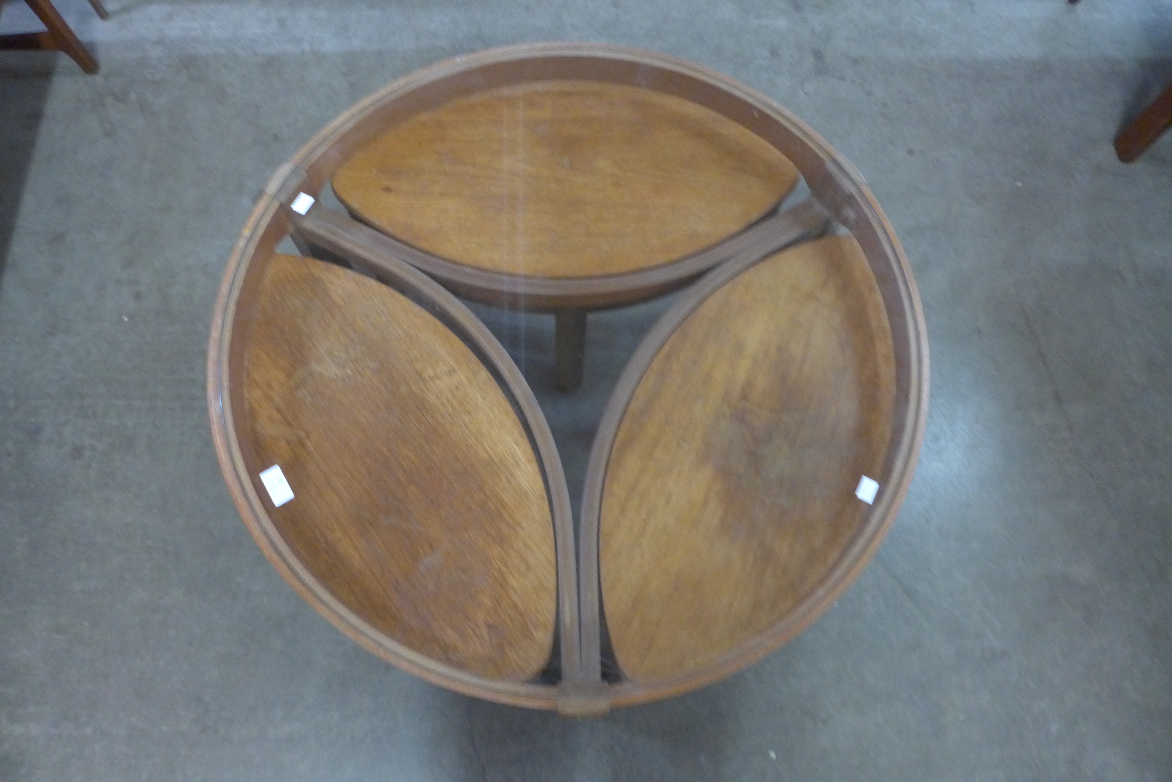 A Nathan Trinity teak and glass topped circular nest of tables - Bild 2 aus 2