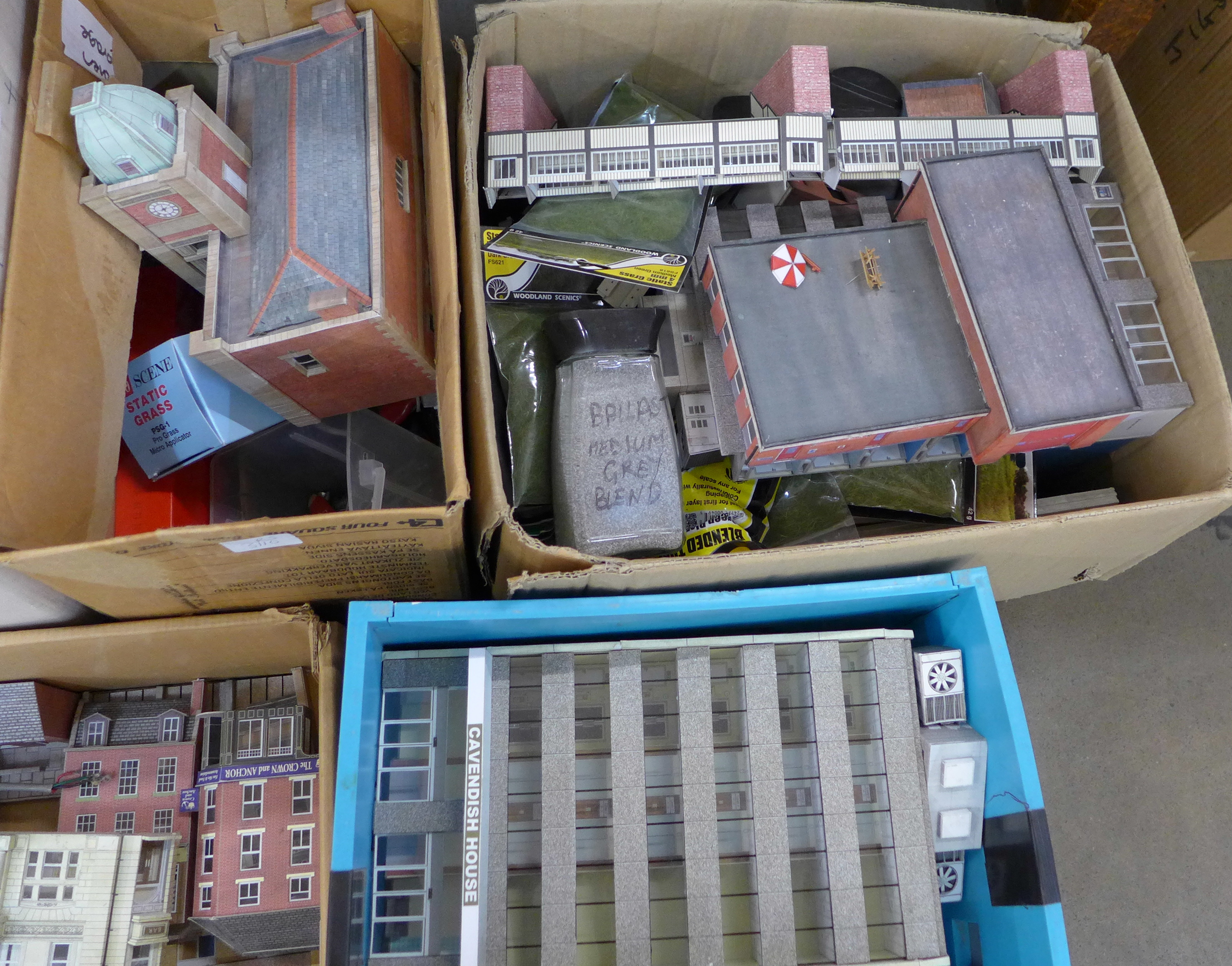 Five boxes of model railway scenery, buildings, accessories, etc. **PLEASE NOTE THIS LOT IS NOT - Image 6 of 8