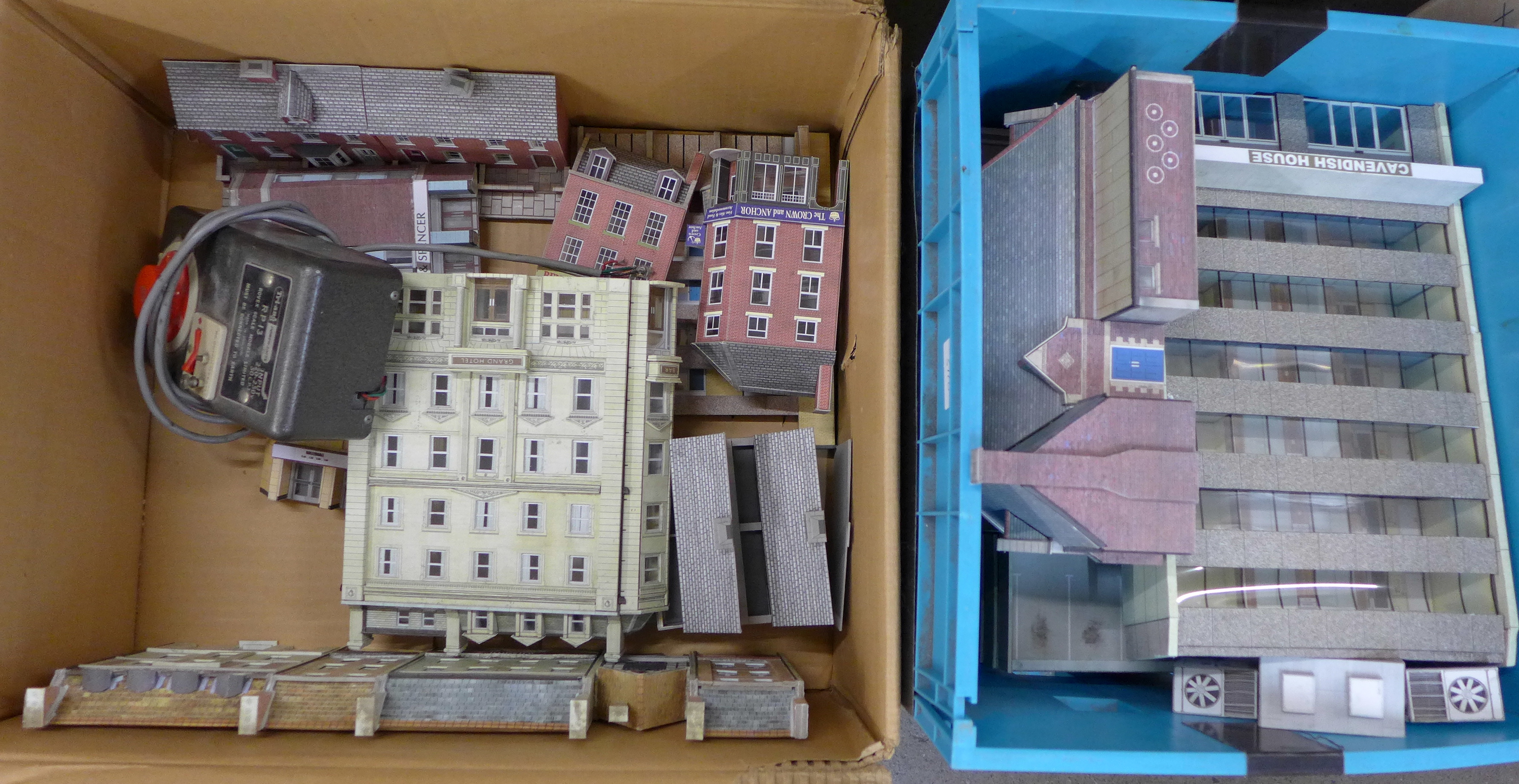 Five boxes of model railway scenery, buildings, accessories, etc. **PLEASE NOTE THIS LOT IS NOT - Image 2 of 8