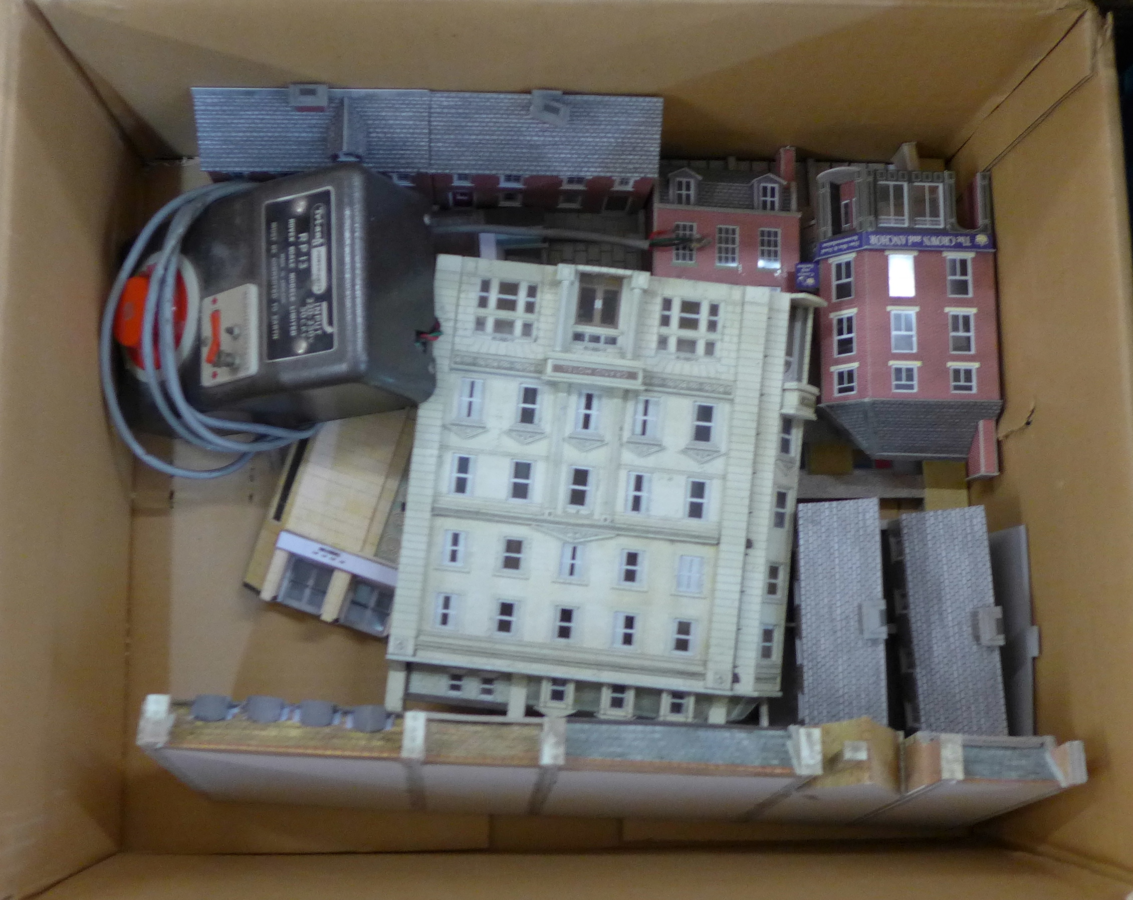 Five boxes of model railway scenery, buildings, accessories, etc. **PLEASE NOTE THIS LOT IS NOT - Image 4 of 8