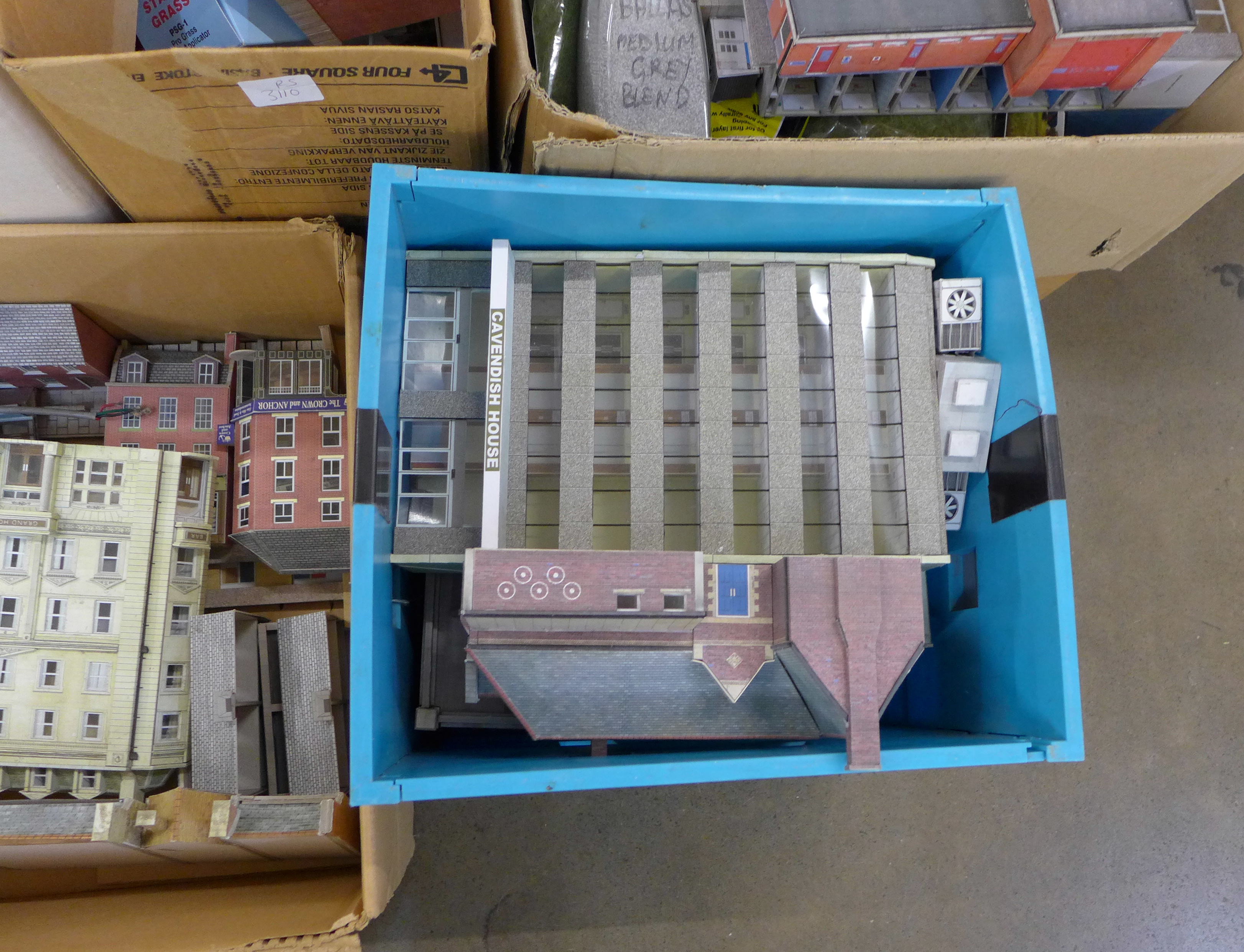 Five boxes of model railway scenery, buildings, accessories, etc. **PLEASE NOTE THIS LOT IS NOT - Image 5 of 8