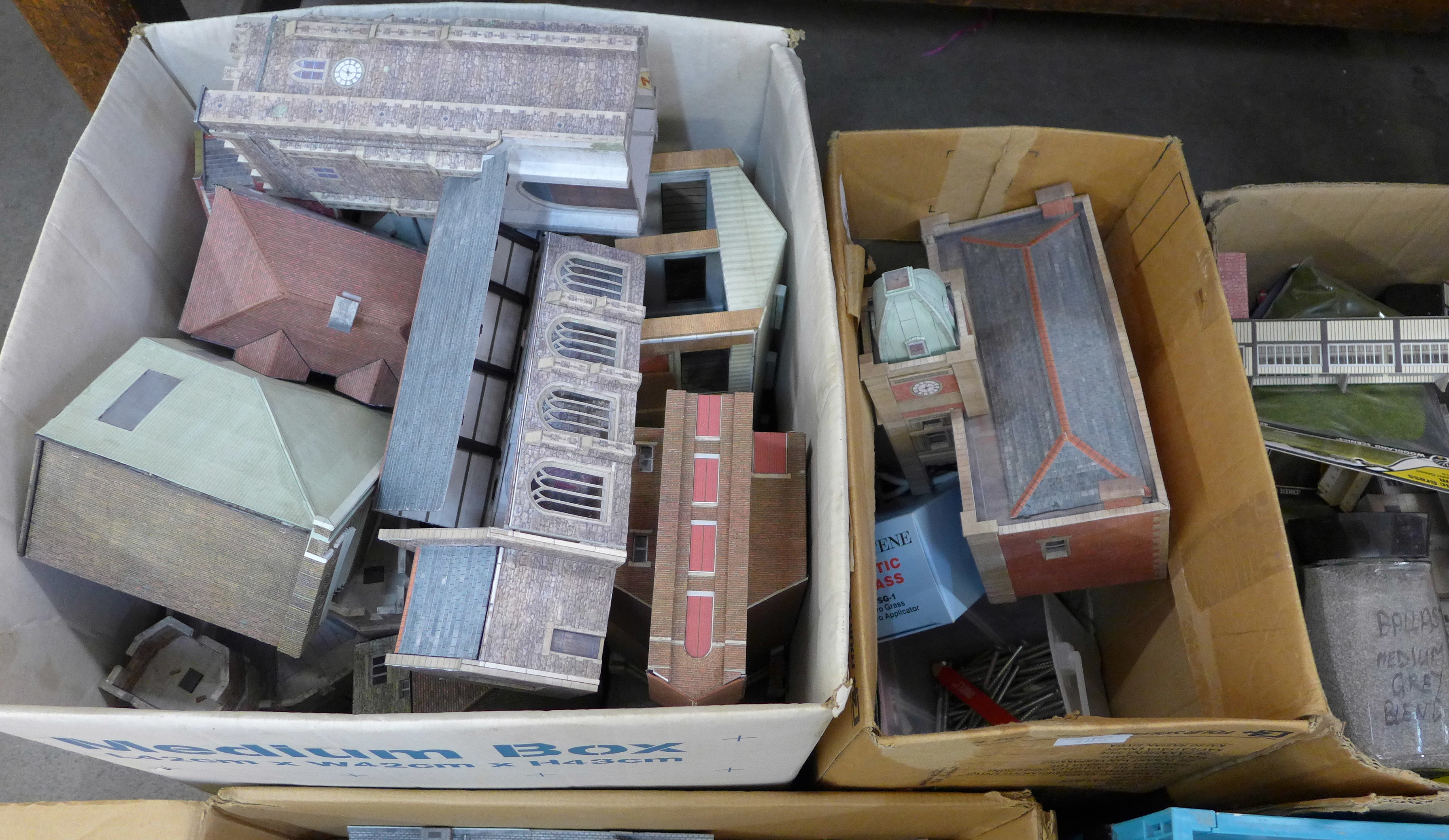 Five boxes of model railway scenery, buildings, accessories, etc. **PLEASE NOTE THIS LOT IS NOT - Image 7 of 8