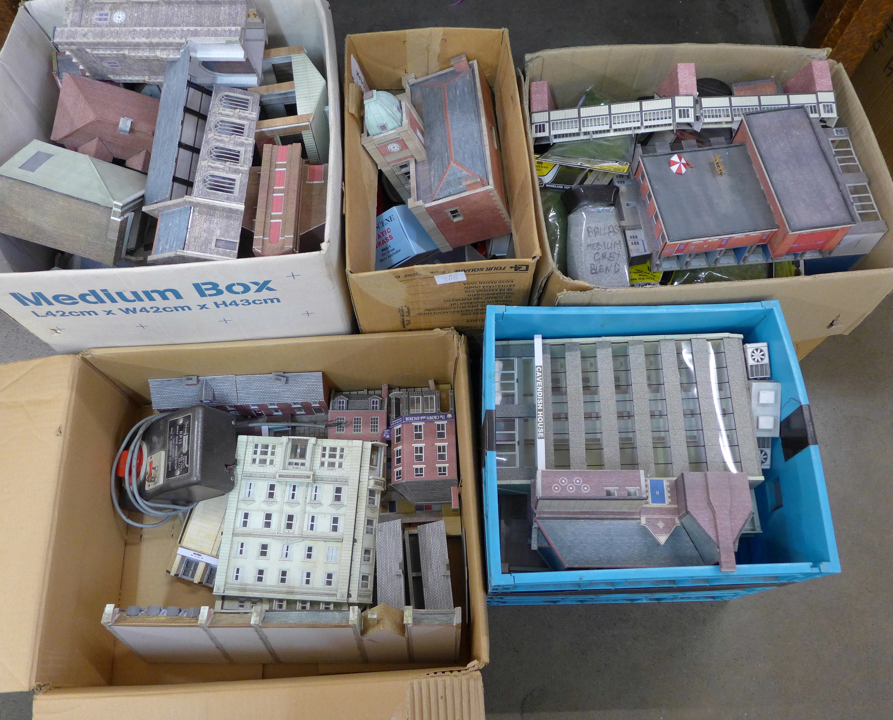 Five boxes of model railway scenery, buildings, accessories, etc. **PLEASE NOTE THIS LOT IS NOT - Image 3 of 8