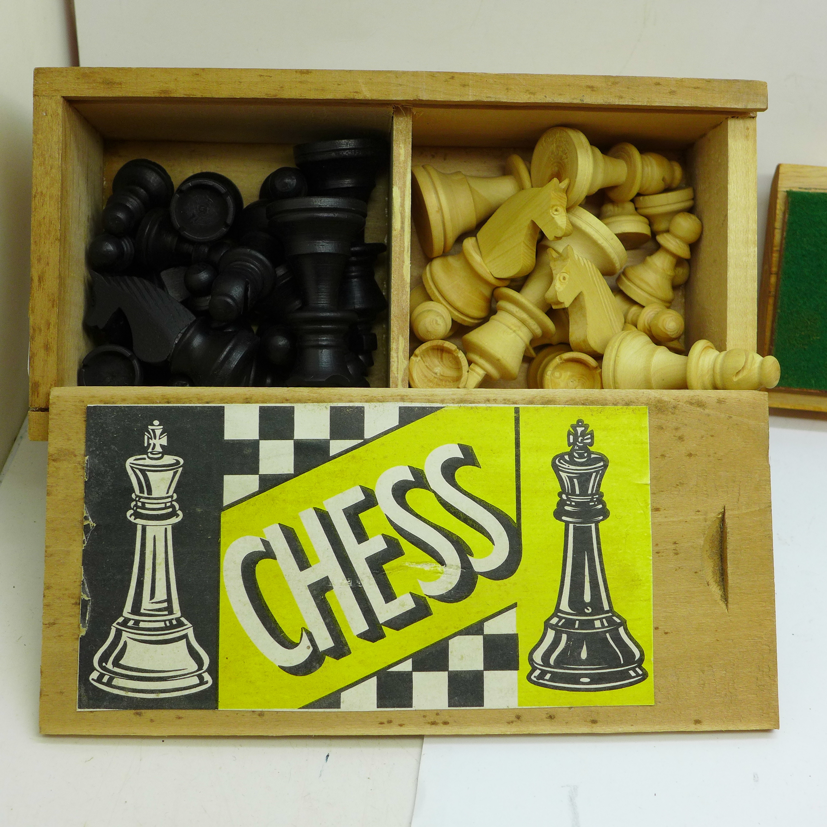 A collection of games including a chess set, cribbage board and dominoes - Image 2 of 3