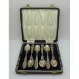 A cased set of silver spoons, 174g