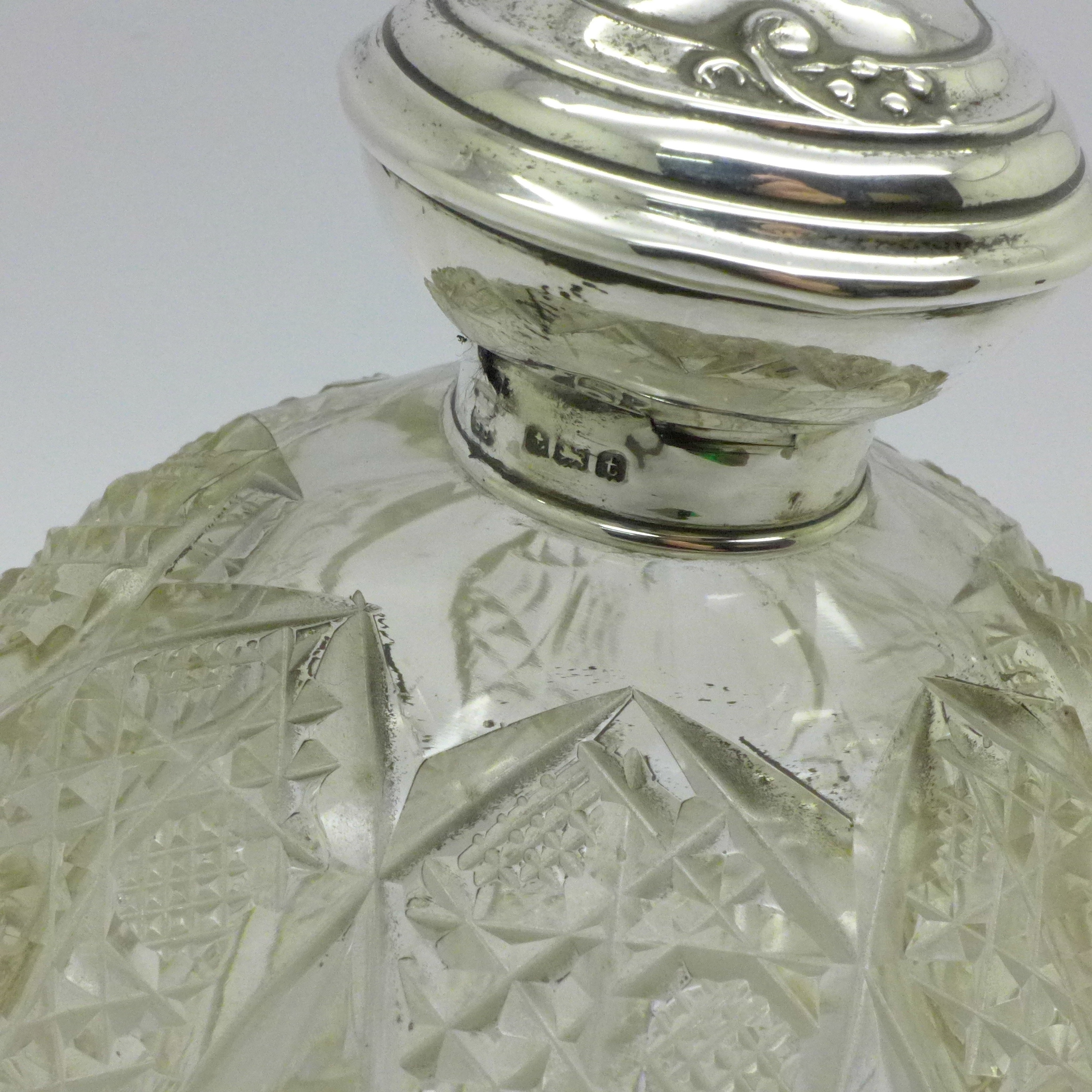 A silver topped cut glass scent, Birmingham 1918, top a/f - Bild 2 aus 5