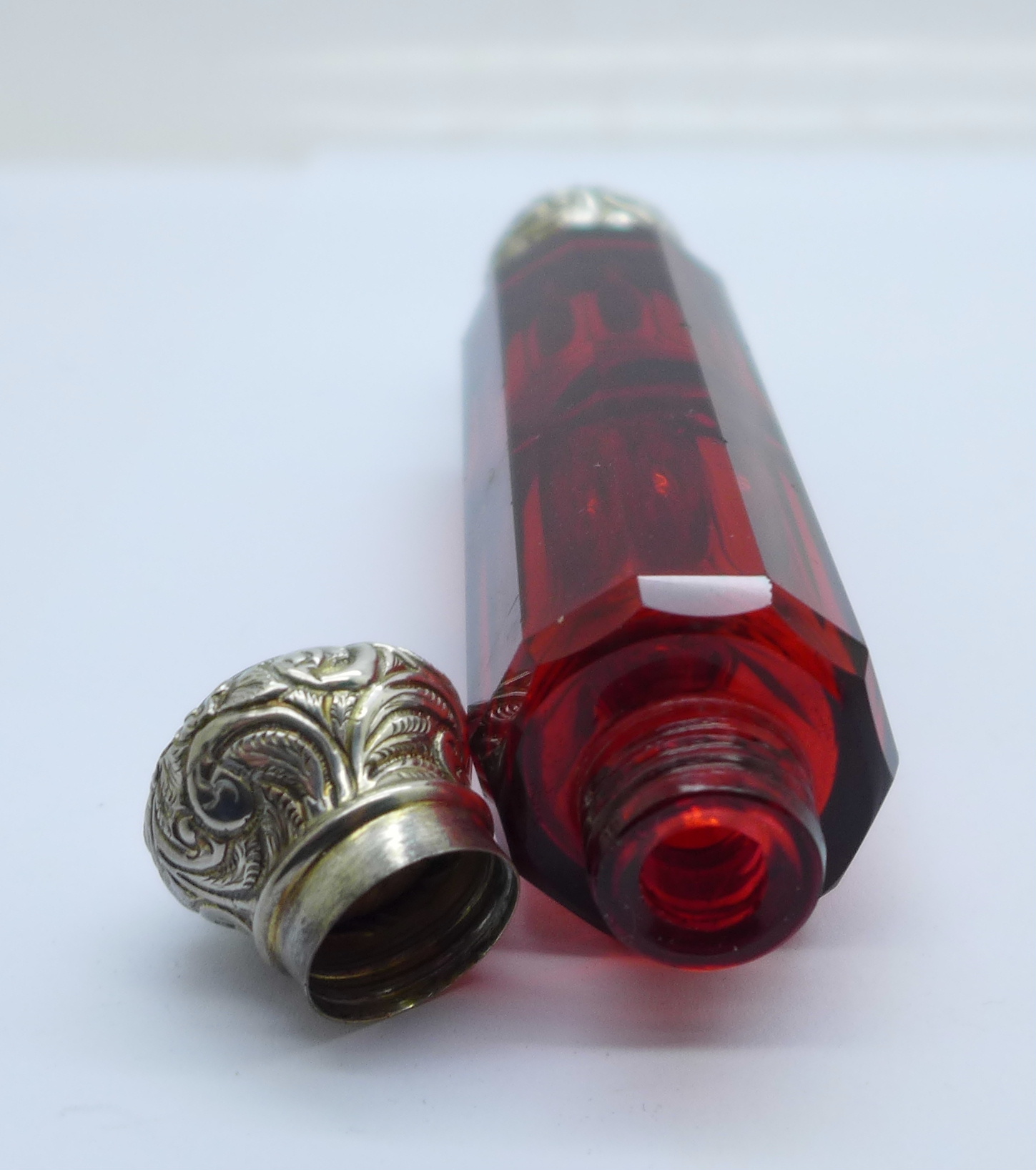 A silver mounted double ended ruby glass scent bottle, tests as silver - Bild 6 aus 6