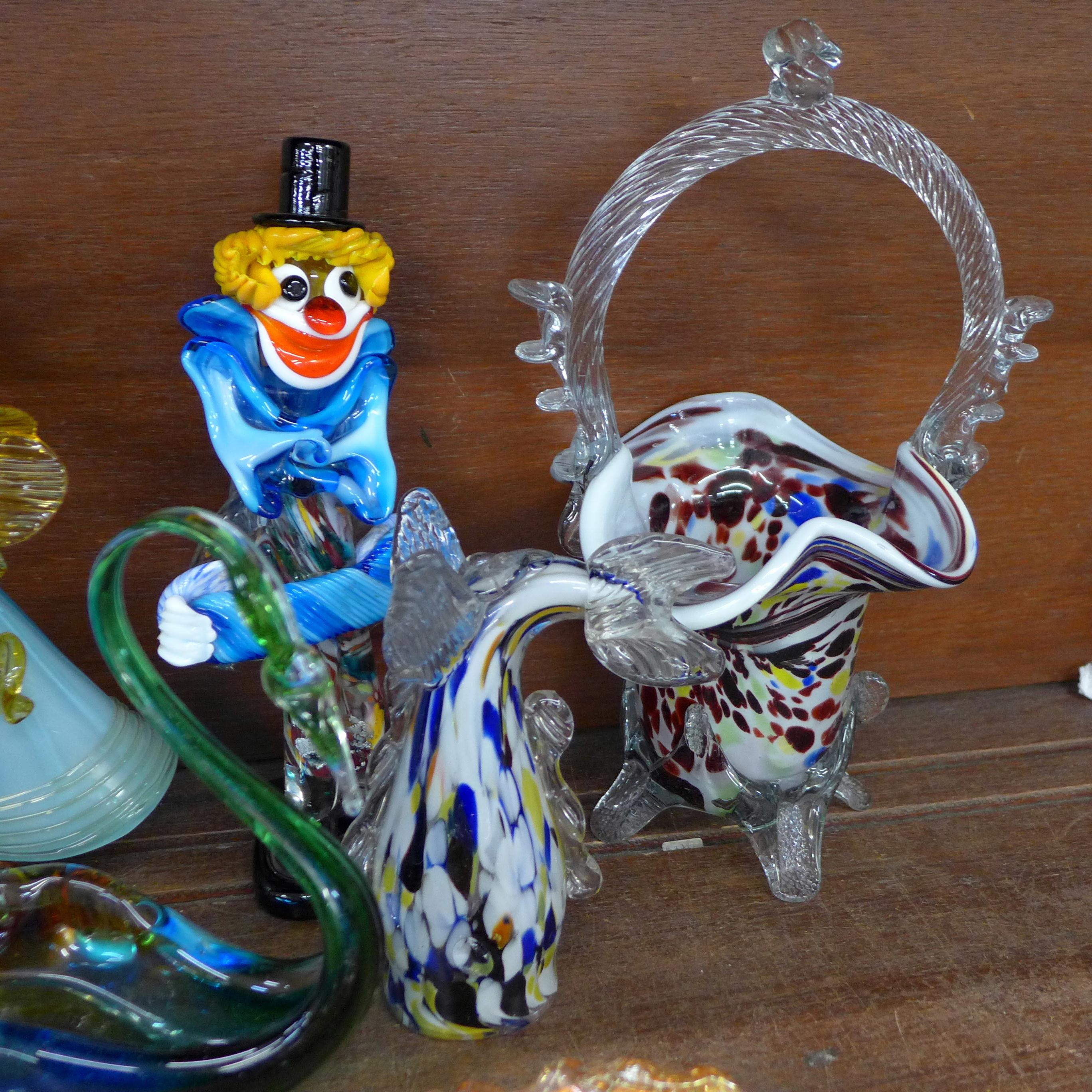 A Murano glass clown, lady, basket, fish vase and other glass - Bild 3 aus 3