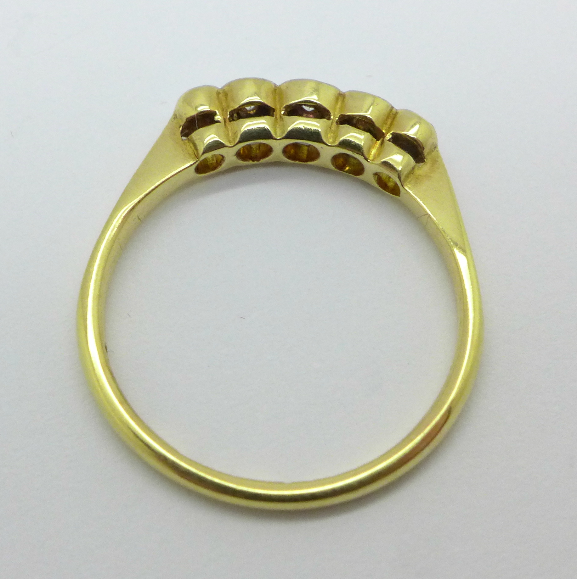 An 18ct gold, platinum set five stone diamond ring, 2.6g, N - Image 4 of 4