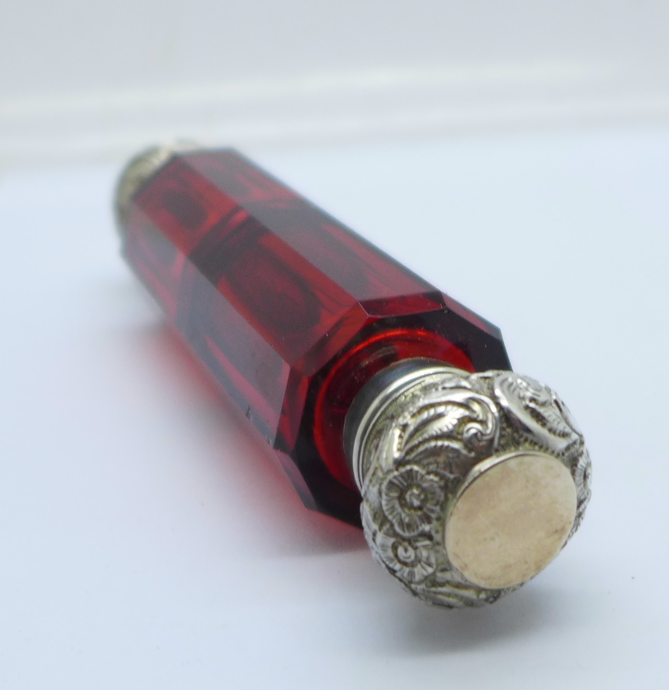 A silver mounted double ended ruby glass scent bottle, tests as silver - Bild 4 aus 6