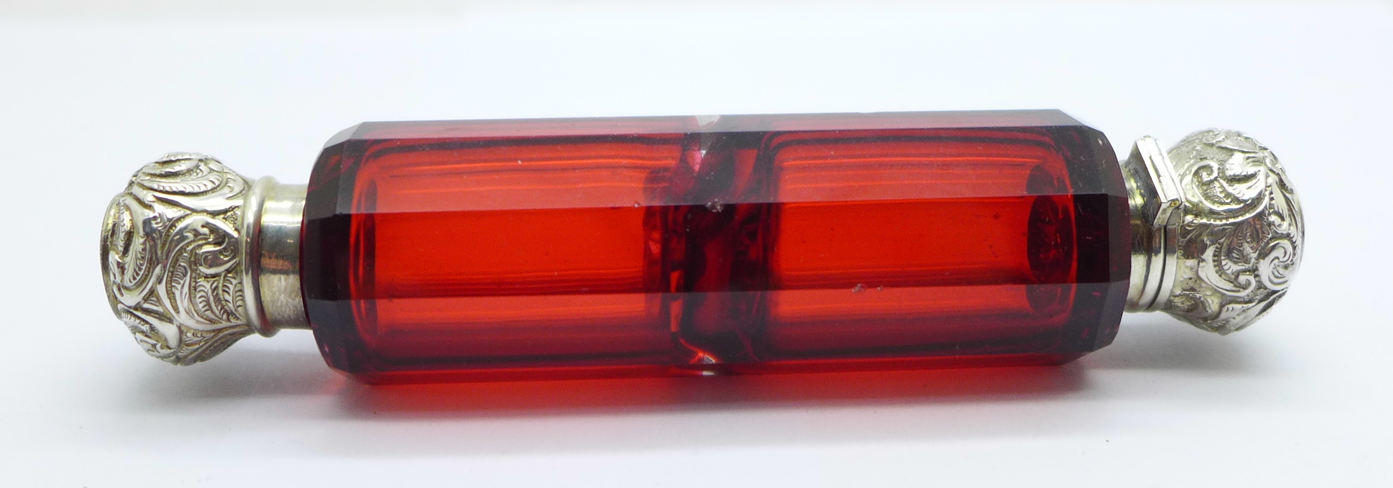 A silver mounted double ended ruby glass scent bottle, tests as silver - Bild 2 aus 6