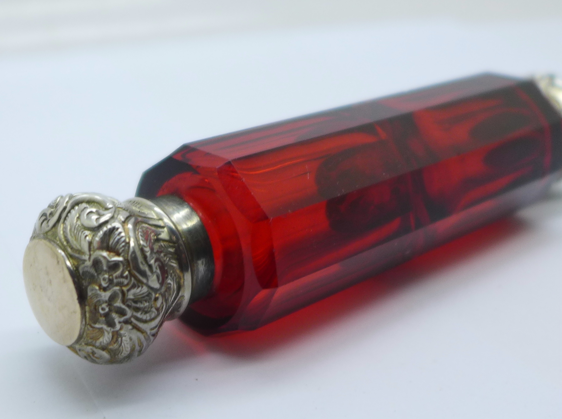 A silver mounted double ended ruby glass scent bottle, tests as silver - Bild 3 aus 6