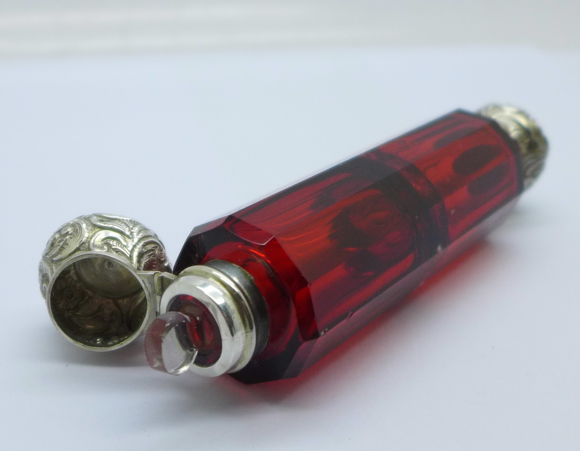 A silver mounted double ended ruby glass scent bottle, tests as silver - Bild 5 aus 6