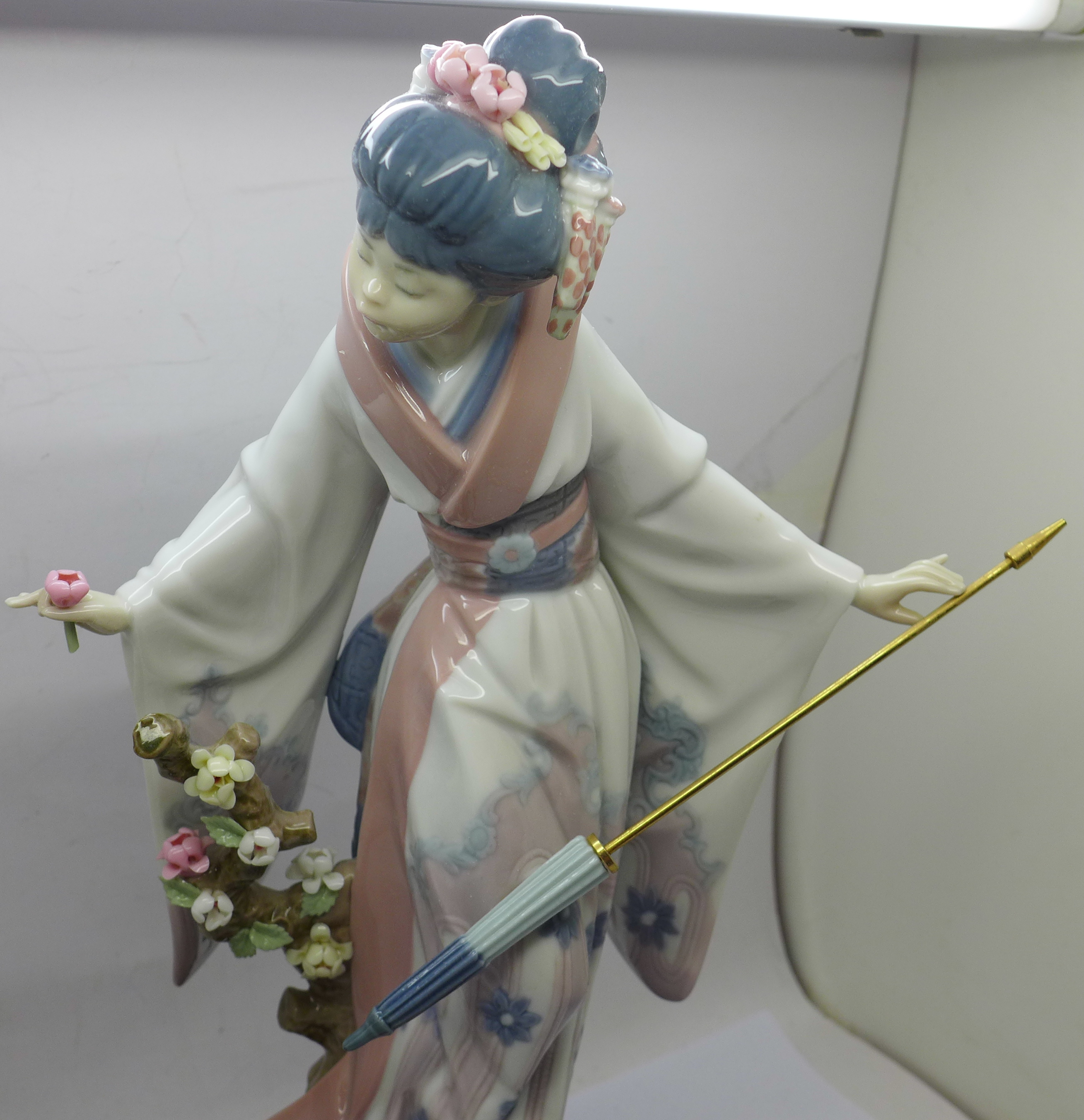 Two Lladro figures of Geisha girls on stands - Image 3 of 5