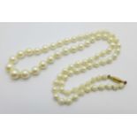 A faux pearl necklace with 9ct gold clasp