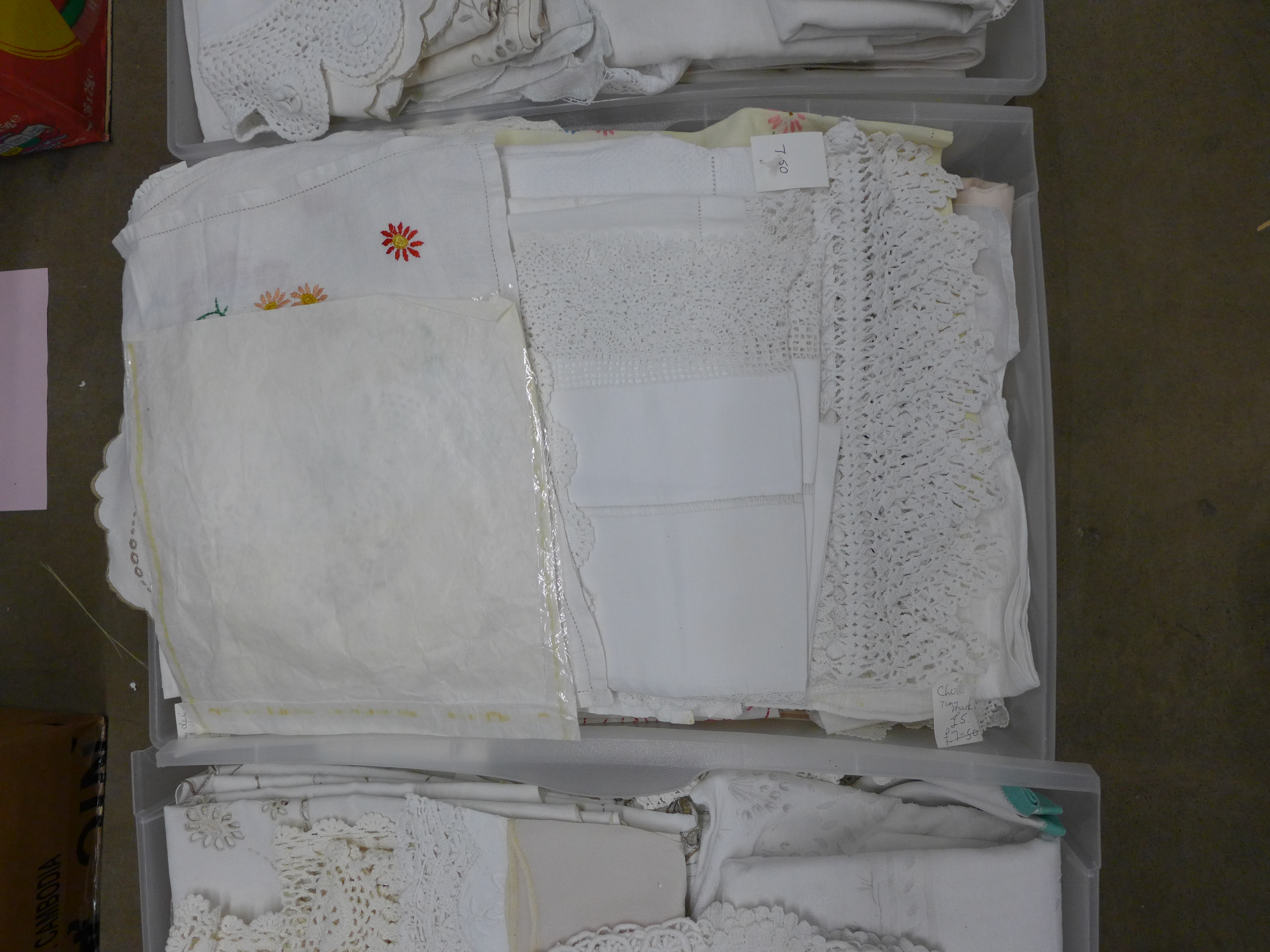 Five boxes of linen and lace edged linens, table cloths, pillow cases, napkins, bed covers, etc. - Bild 5 aus 6