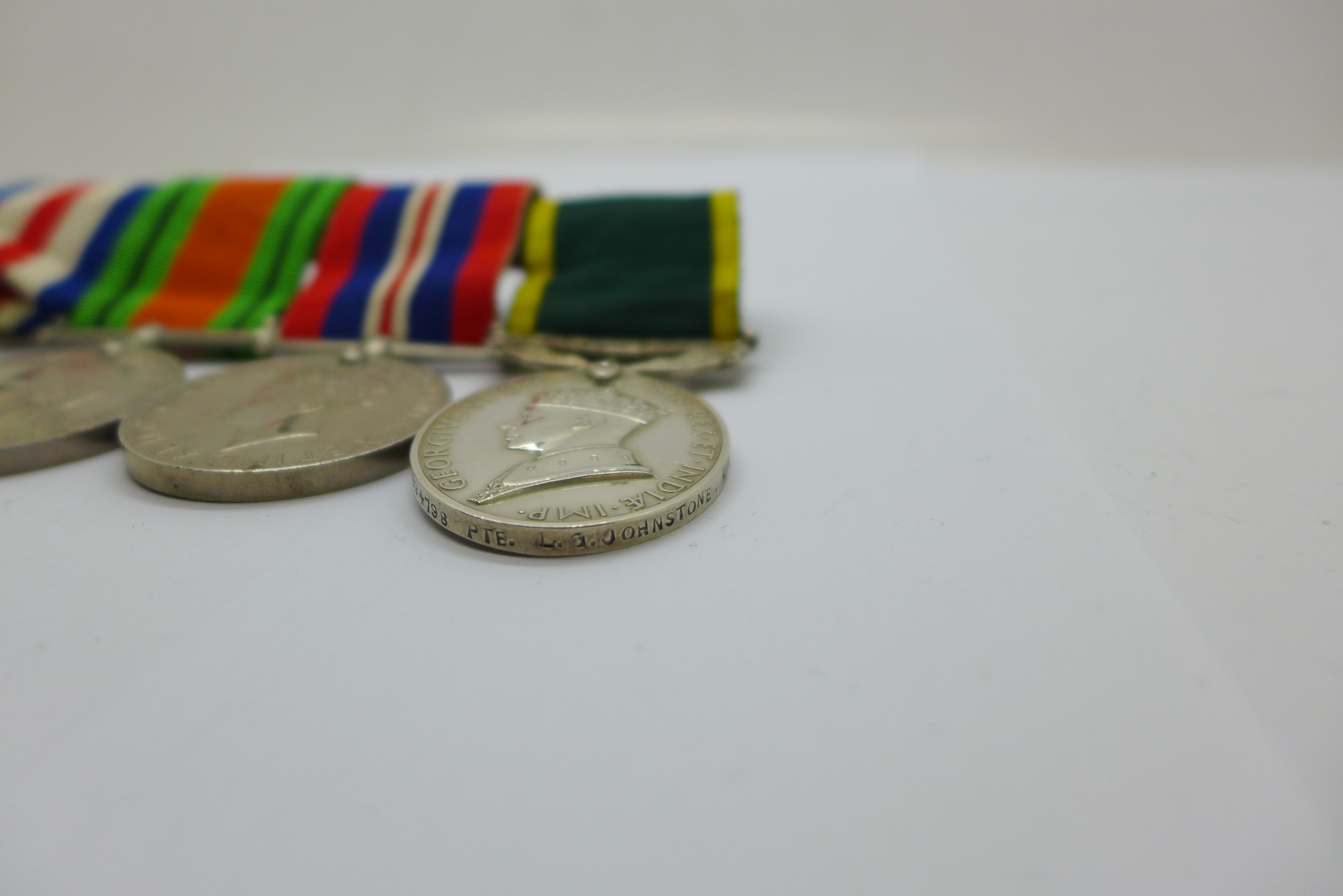 Medals including a Territorial medal to 894798 Pte. L. G. Johnstone, King's, possibly re-named - Bild 2 aus 6