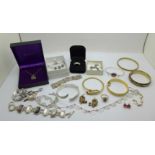 Assorted jewellery including silver