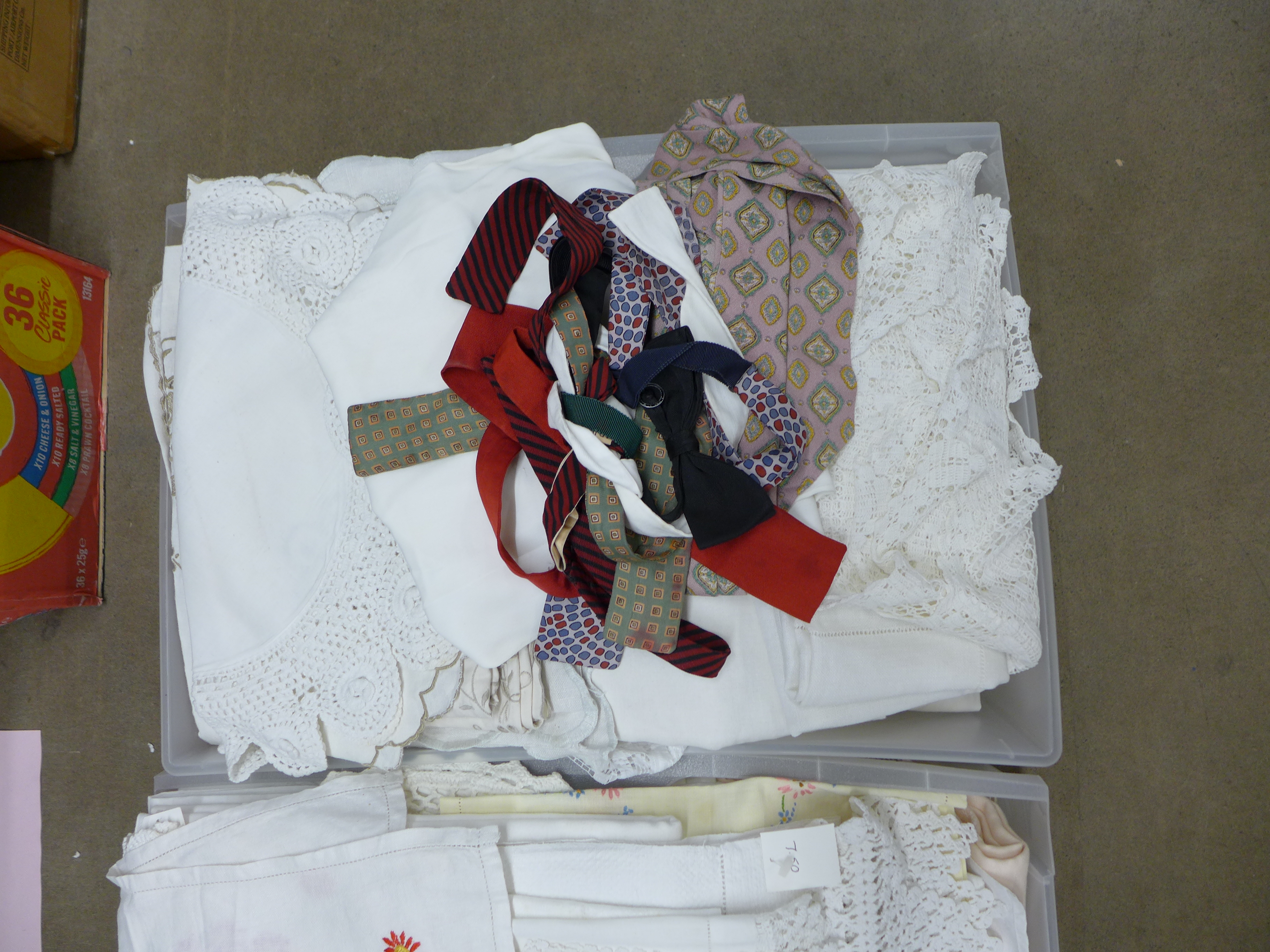 Five boxes of linen and lace edged linens, table cloths, pillow cases, napkins, bed covers, etc. - Bild 6 aus 6