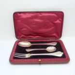 A silver christening set, cased, 73g