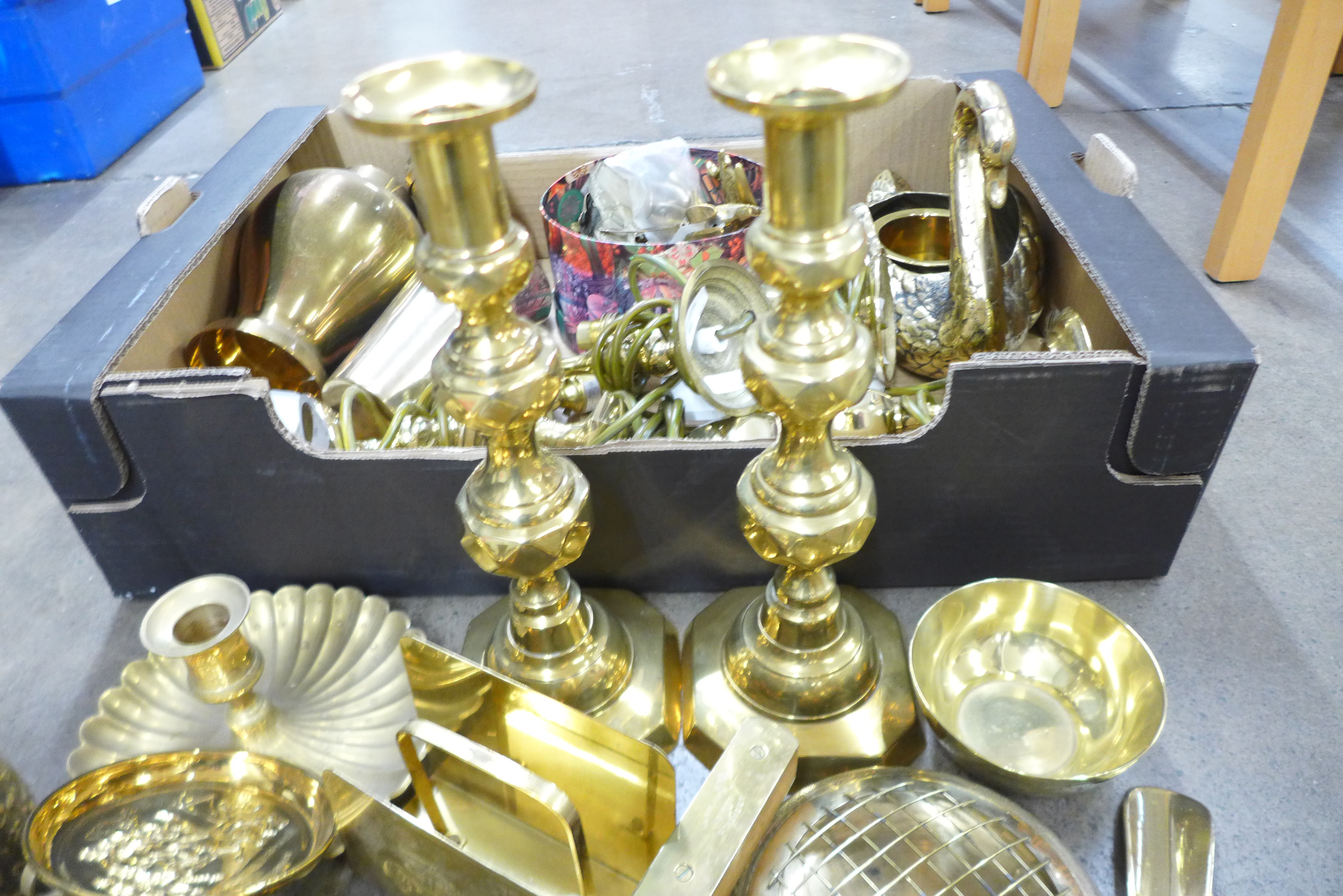 Two boxes of mixed brass, a pair of candlesticks, five table lamps, swan planter, etc. - Image 5 of 7