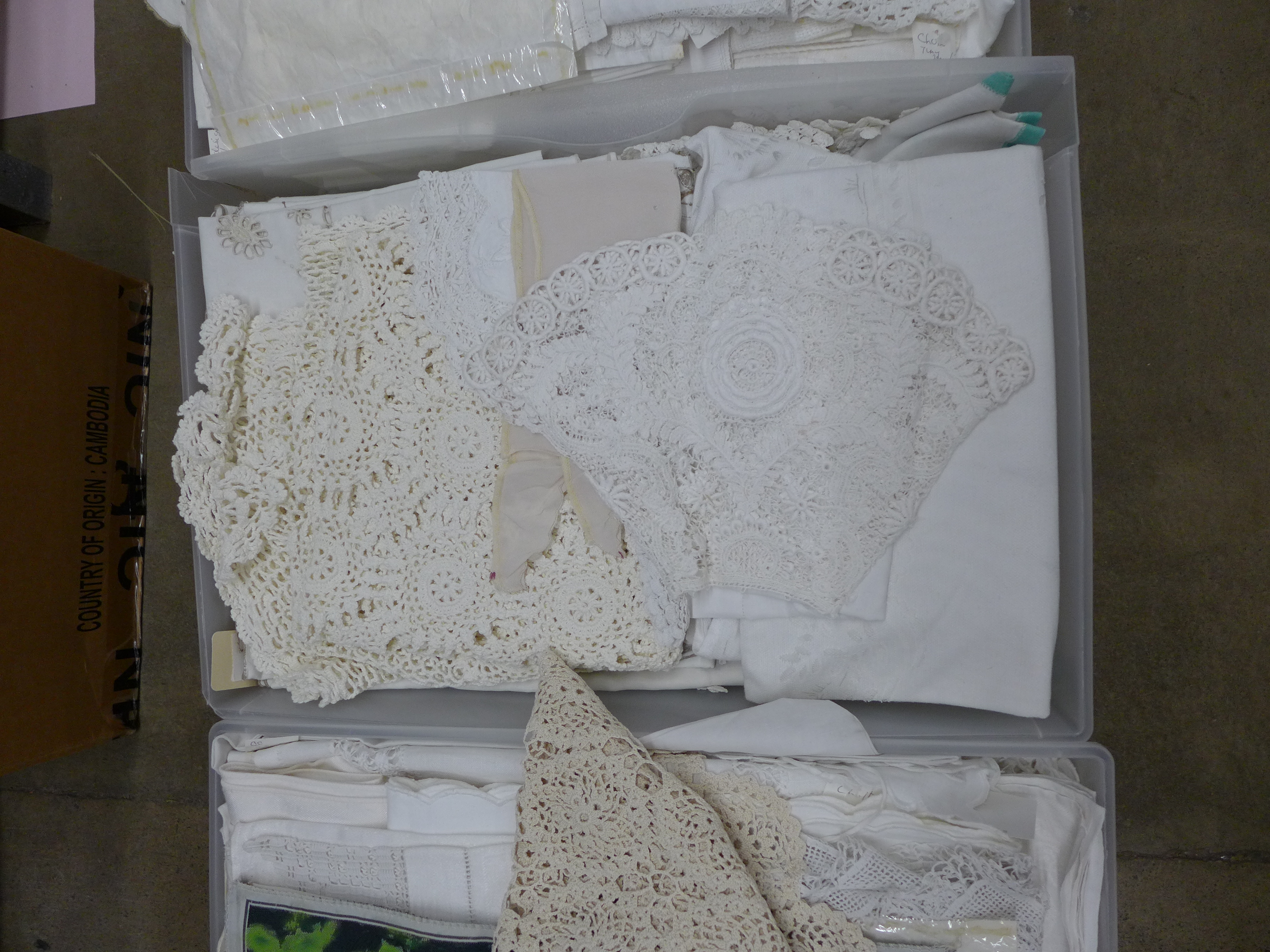 Five boxes of linen and lace edged linens, table cloths, pillow cases, napkins, bed covers, etc. - Bild 4 aus 6