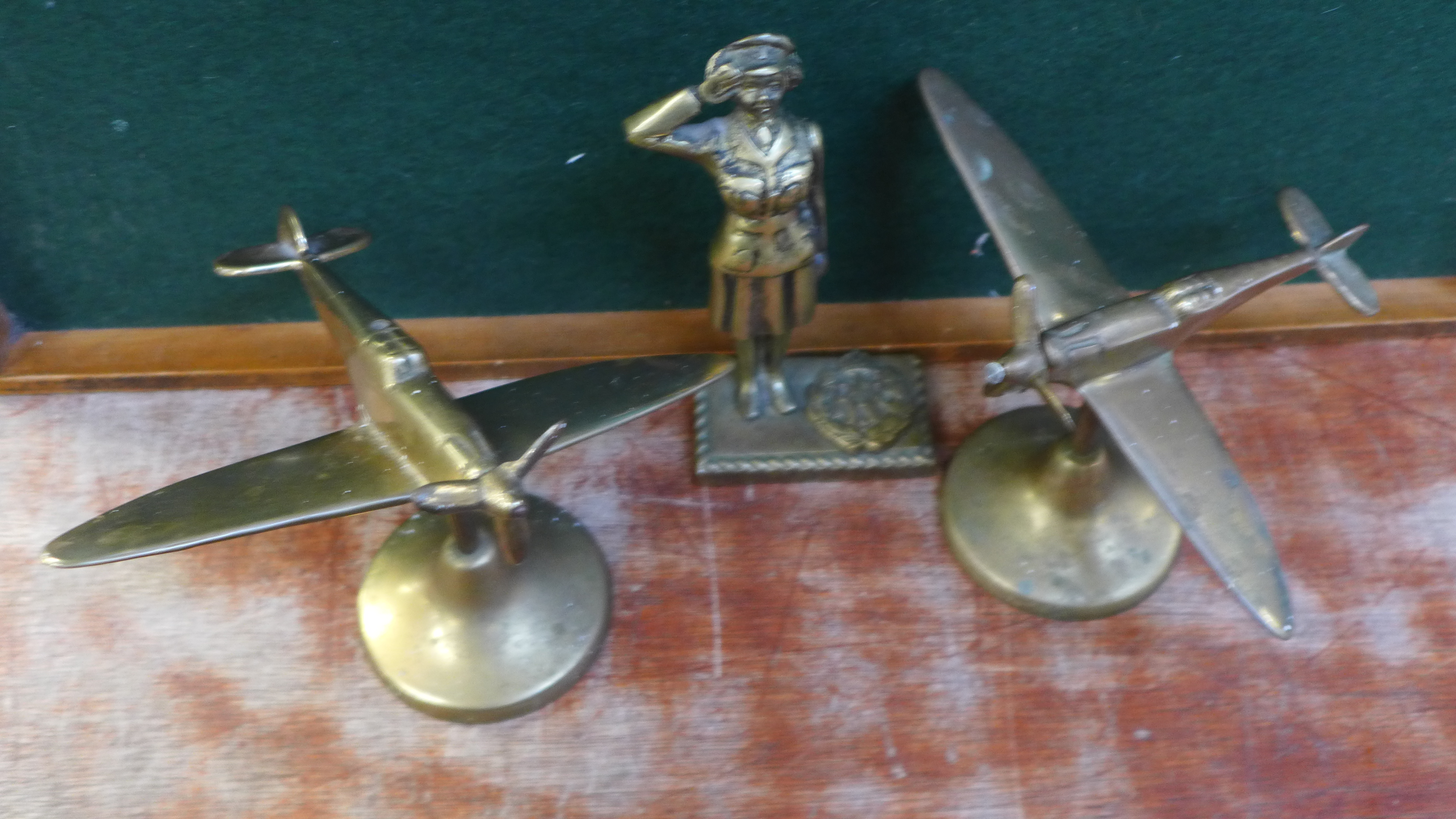 Two brass models of Spitfires and a brass model of a RAF wren - Bild 2 aus 2