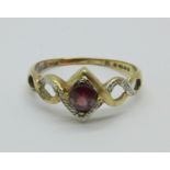 A 9ct gold and garnet ring, 1.4g, K