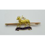 A WWI period 15ct gold and enamel The Queen's Regiment brooch, 4.5g