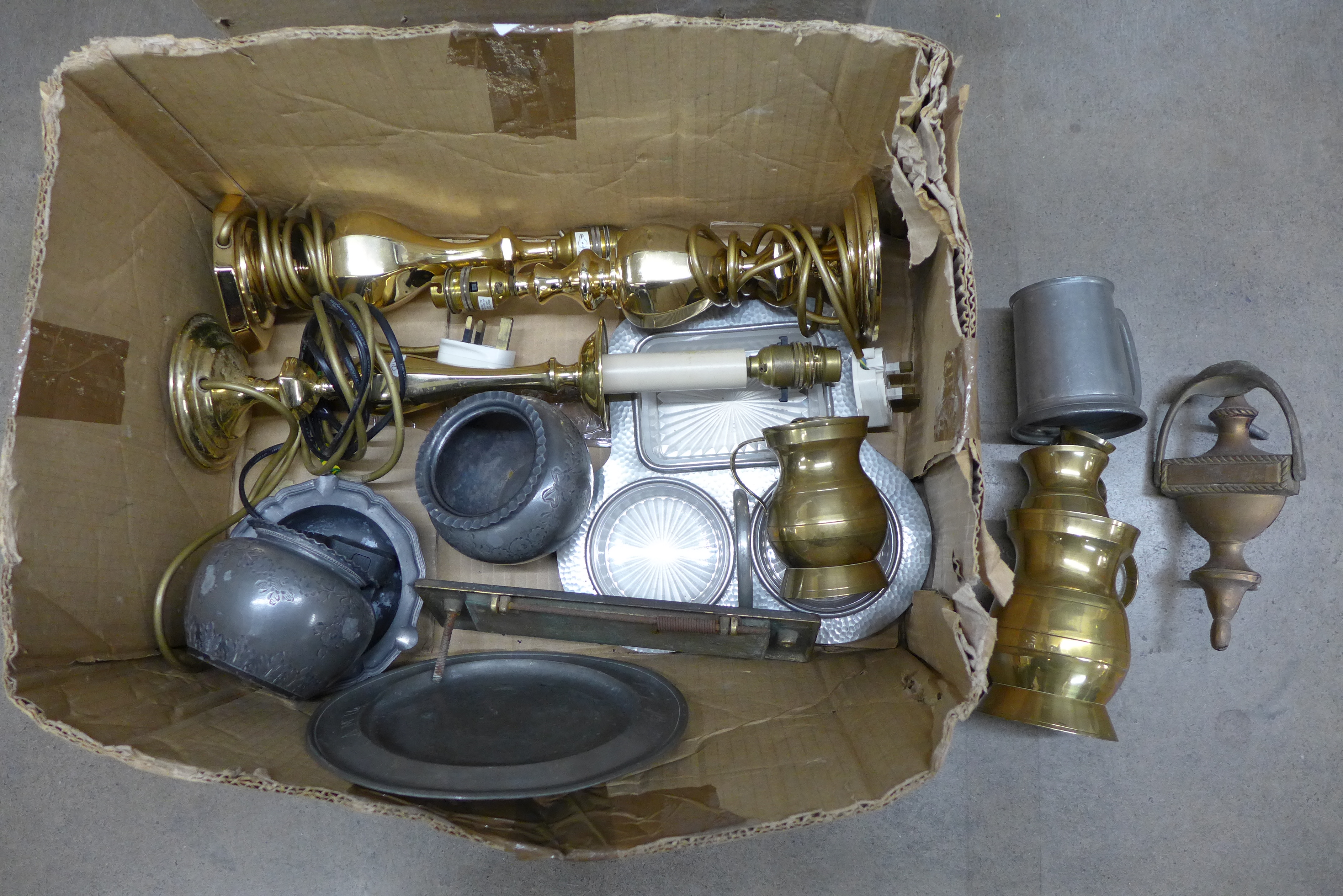 A box of brassware and other metalwares **PLEASE NOTE THIS LOT IS NOT ELIGIBLE FOR POSTING AND