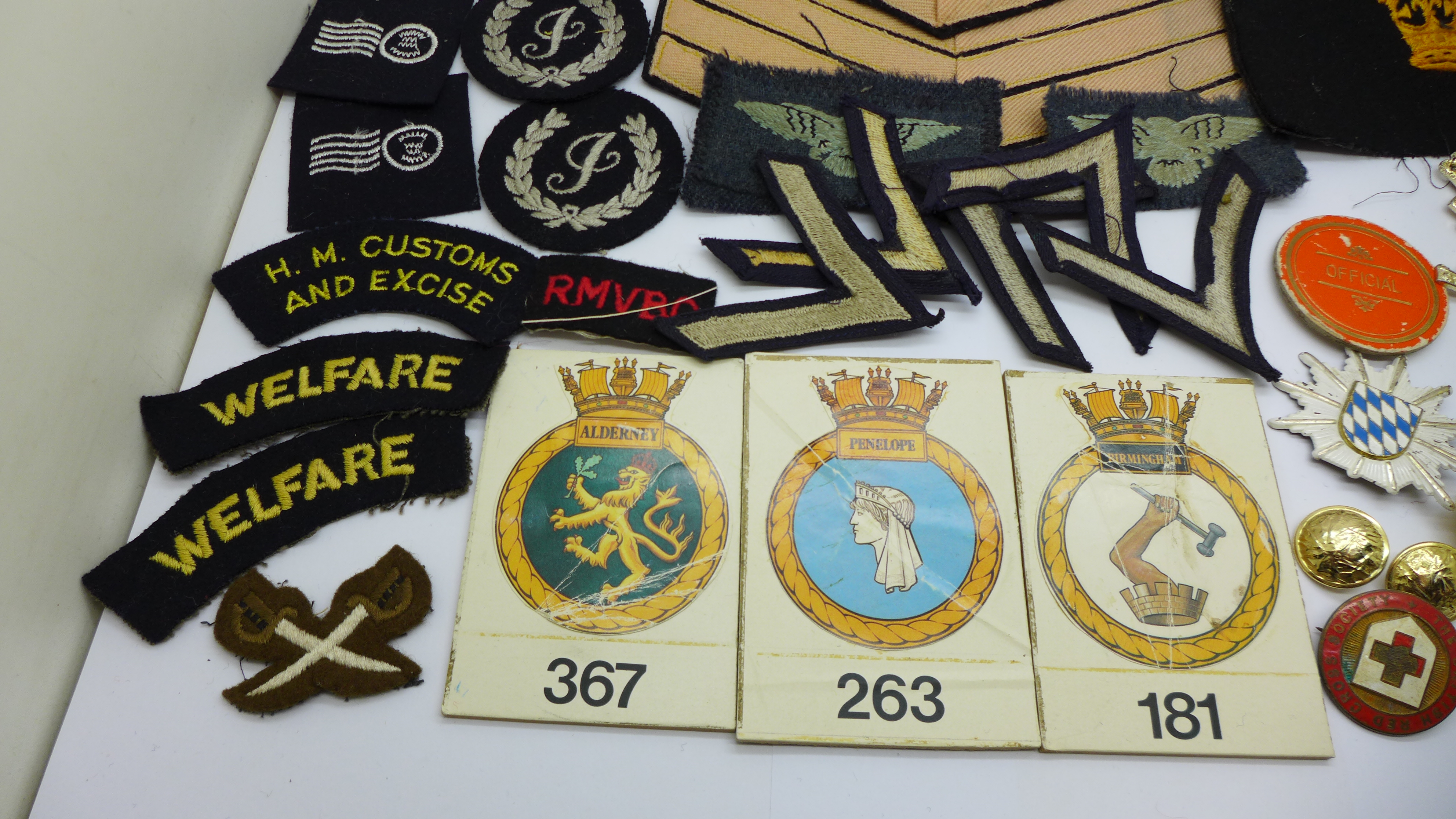 A collection of badges and uniform patches - Bild 2 aus 4