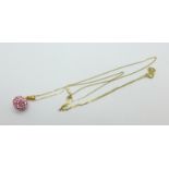 A fine 9ct gold chain with 9ct gold mounted pink cluster pendant, 1.1g