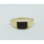 A small 9ct gold signet ring, 1.3g, M