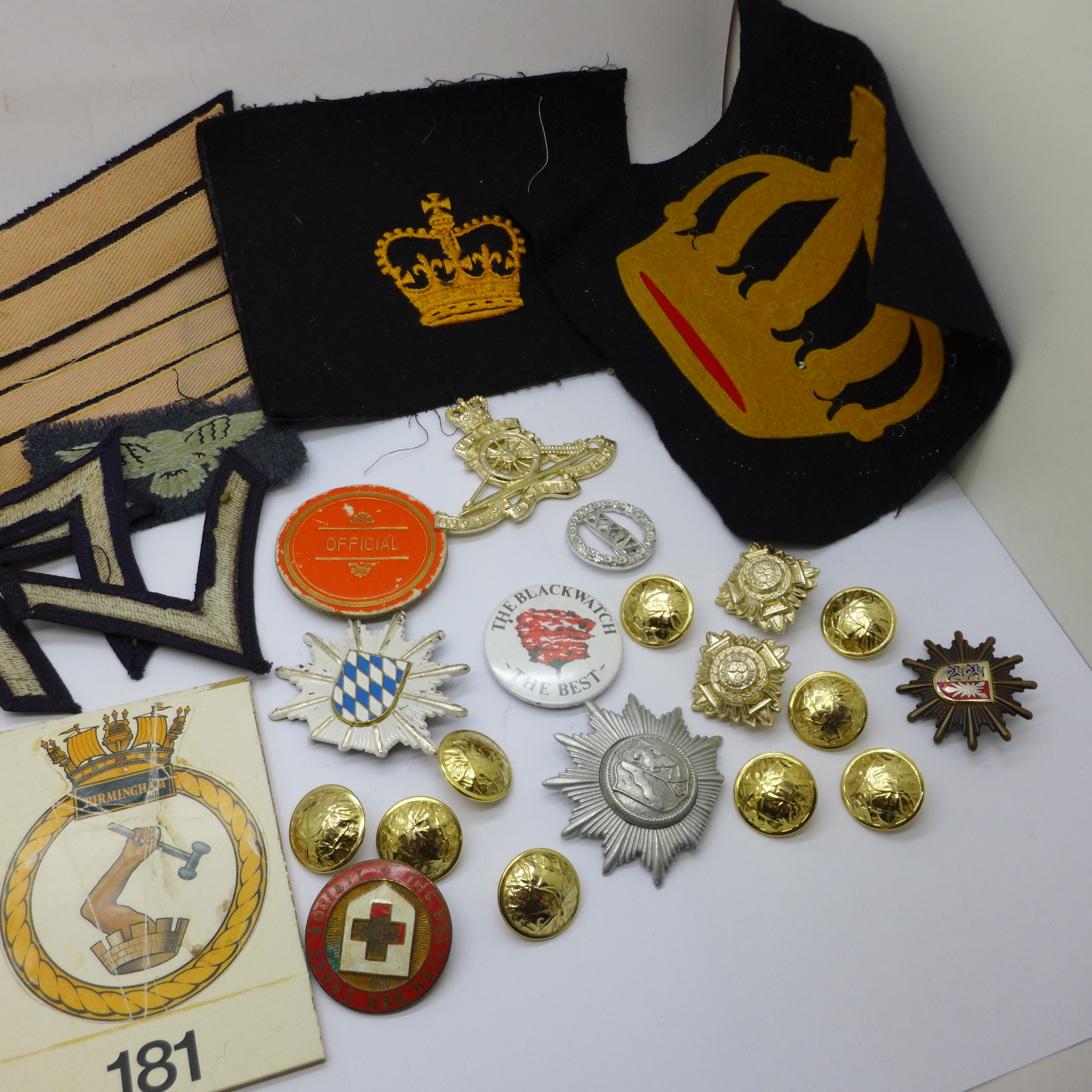 A collection of badges and uniform patches - Bild 4 aus 4