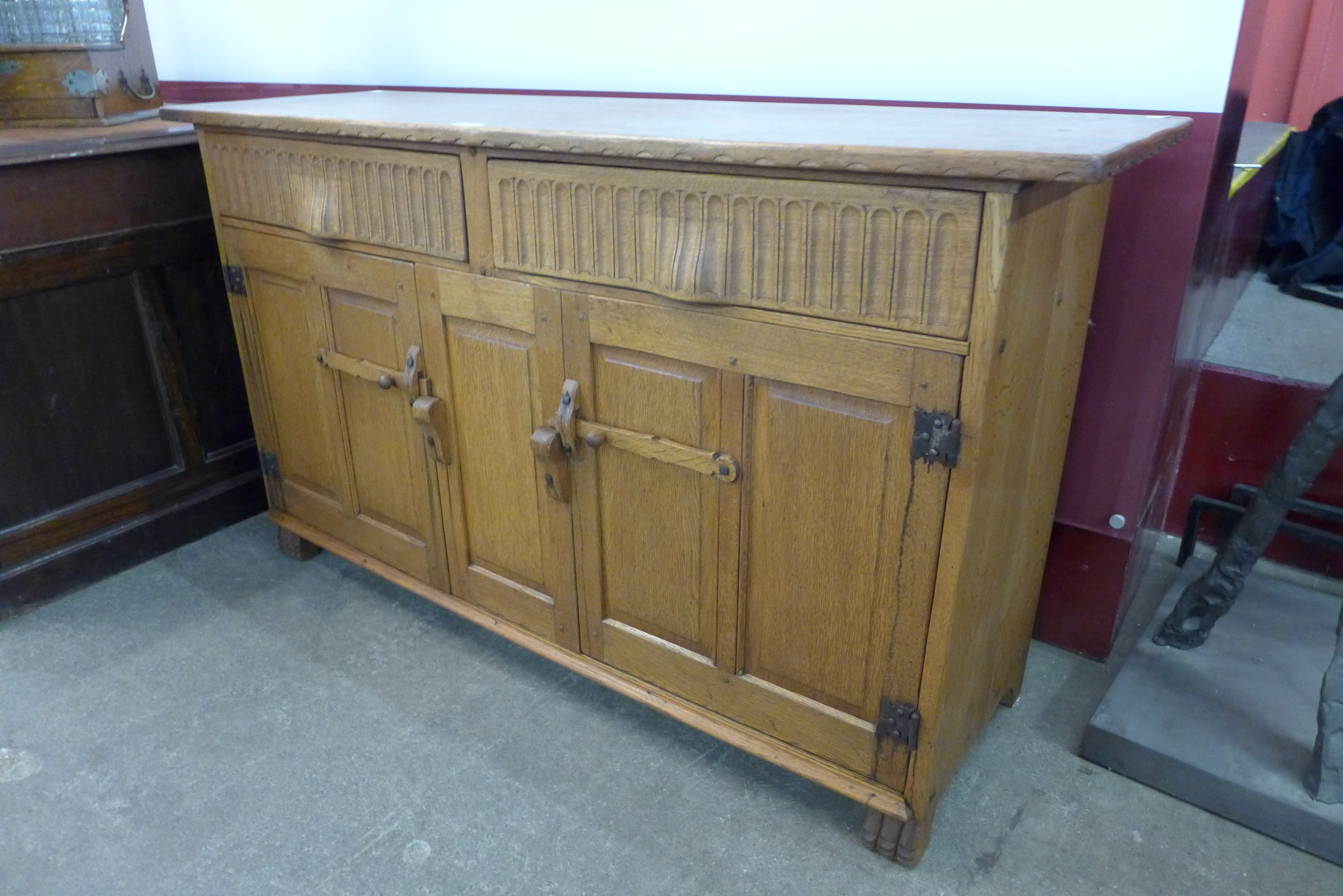 A Nigel Griffiths oak Cotswold style sideboard - Image 2 of 3