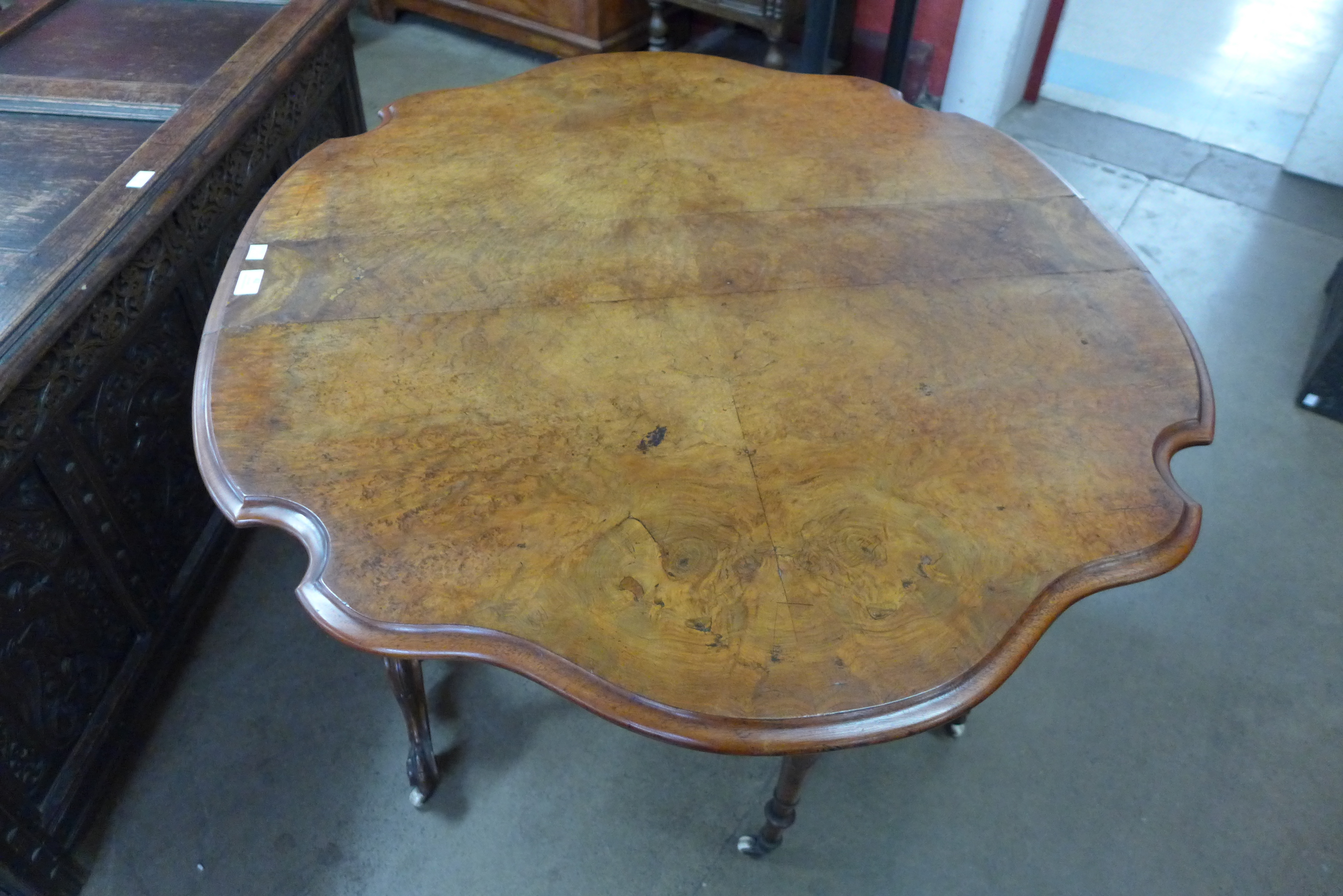 A Victorian figured walnut butterfly Sutherland table - Image 3 of 3