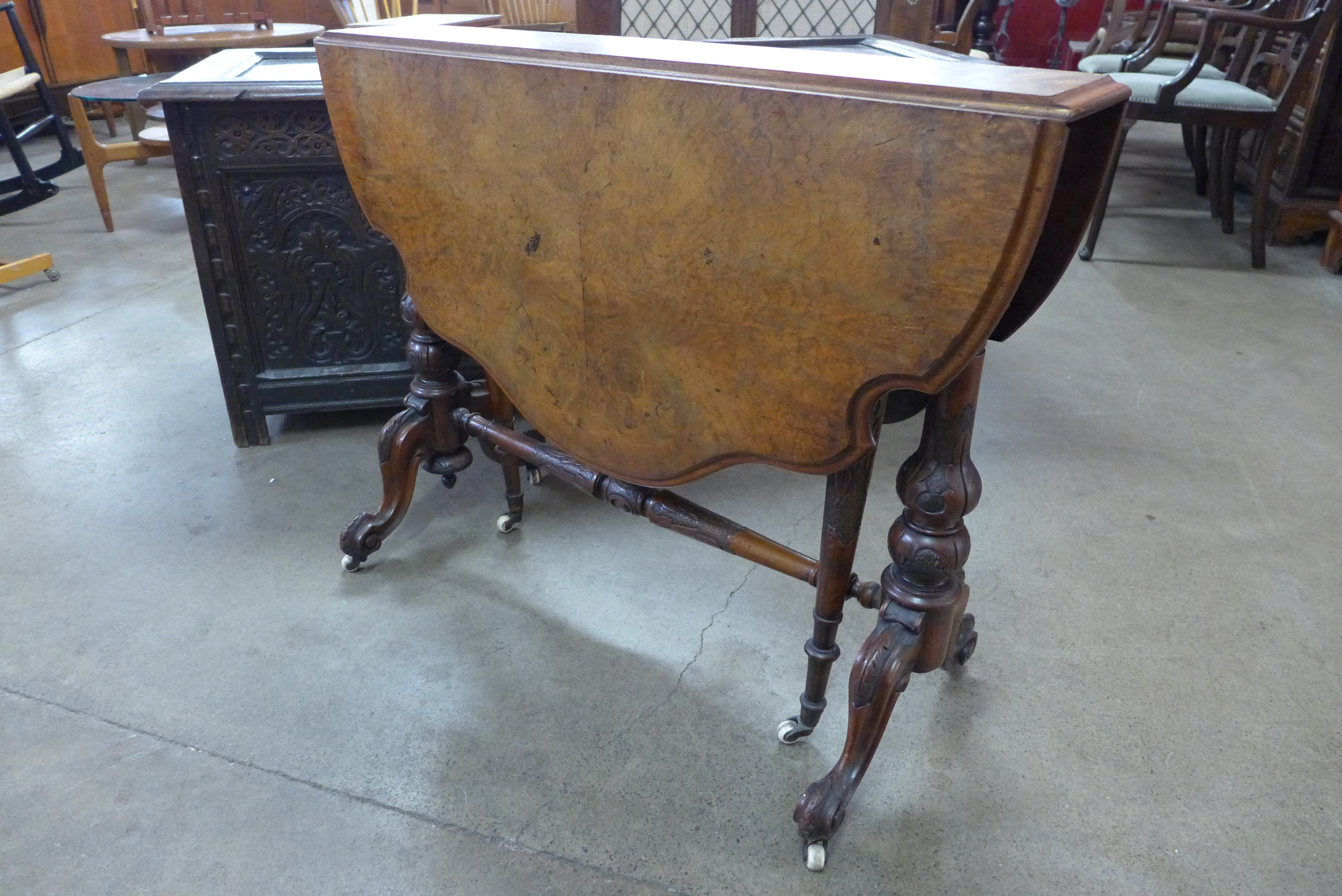 A Victorian figured walnut butterfly Sutherland table - Image 2 of 3