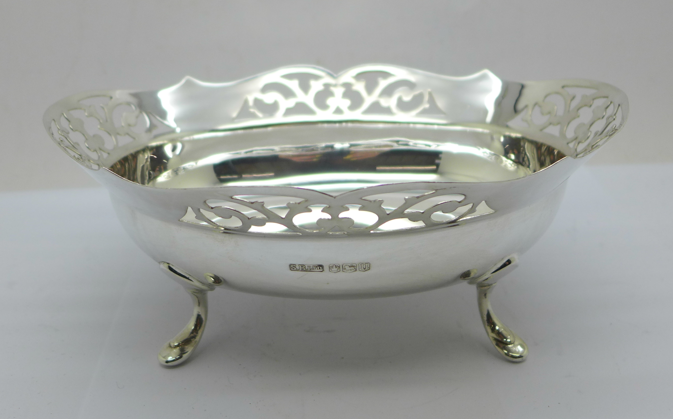 A pierced silver dish, Sheffield 1962, 232g, 18cm wide