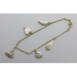 A 9ct gold and blister pearl bracelet, total weight 4.9g