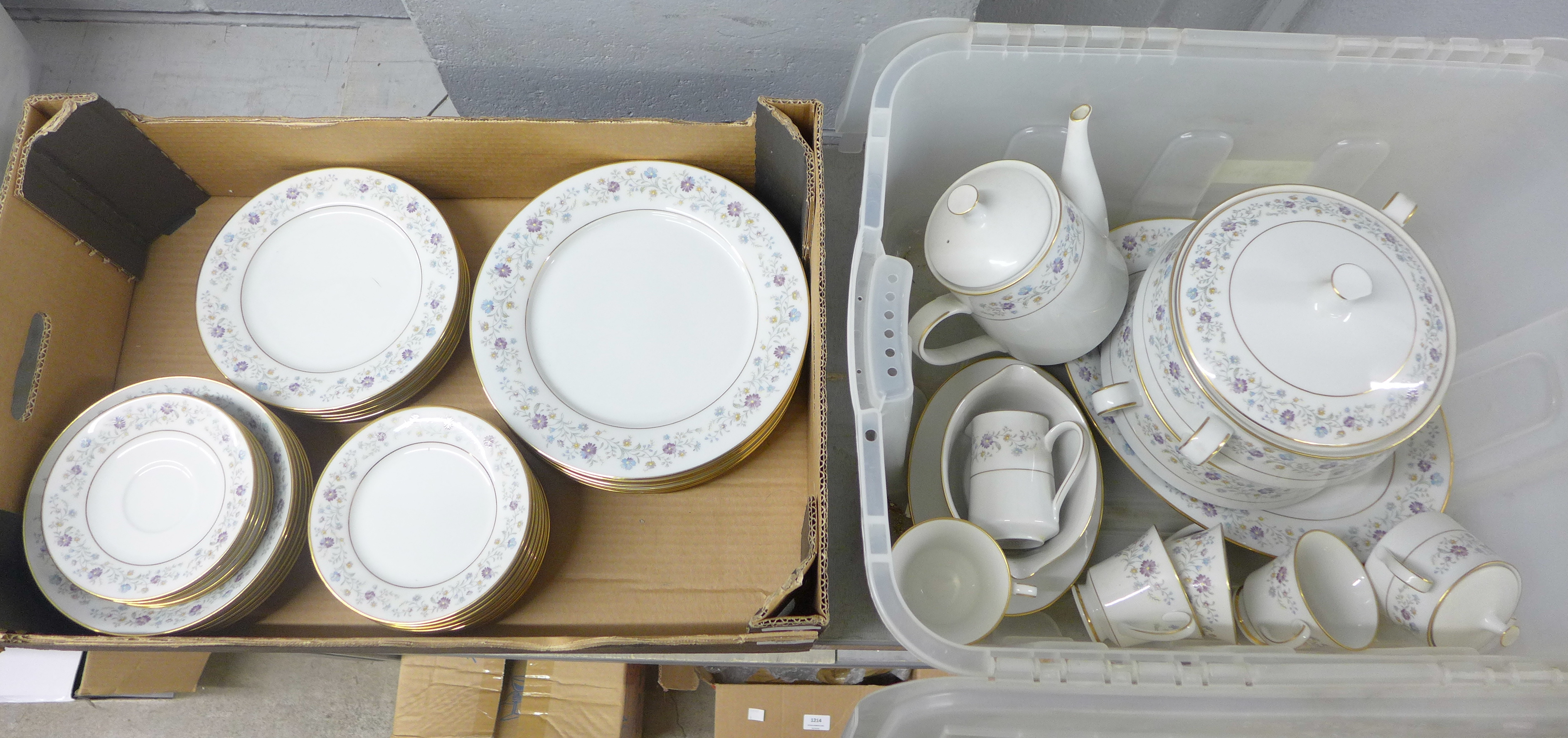 A Noritake Contemporary Collection tea and dinner service **PLEASE NOTE THIS LOT IS NOT ELIGIBLE FOR