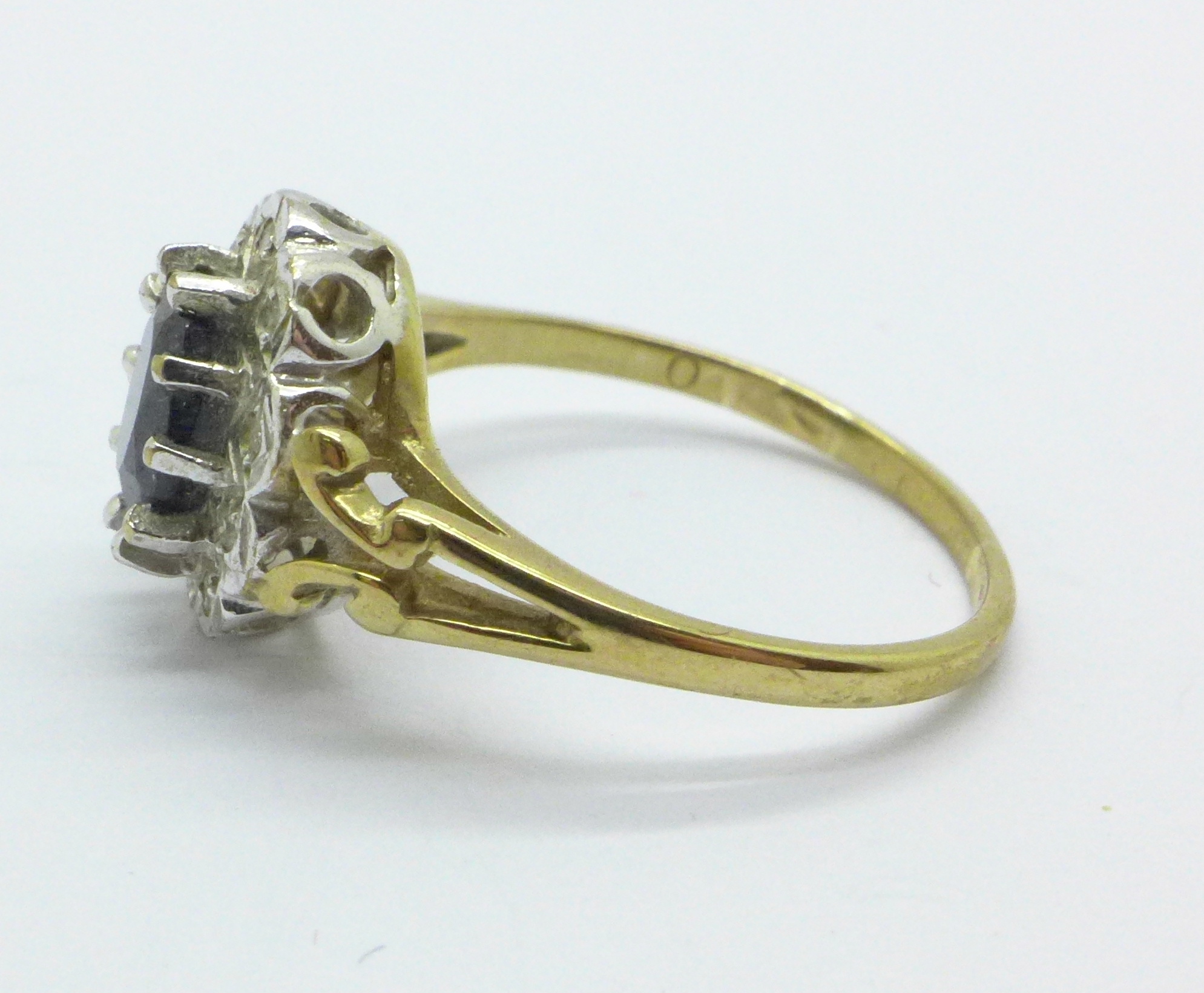 A 9ct gold sapphire and diamond cluster ring, 2.3g, N - Bild 2 aus 4