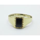 A 9ct gold and onyx signet ring, 1.5g, M