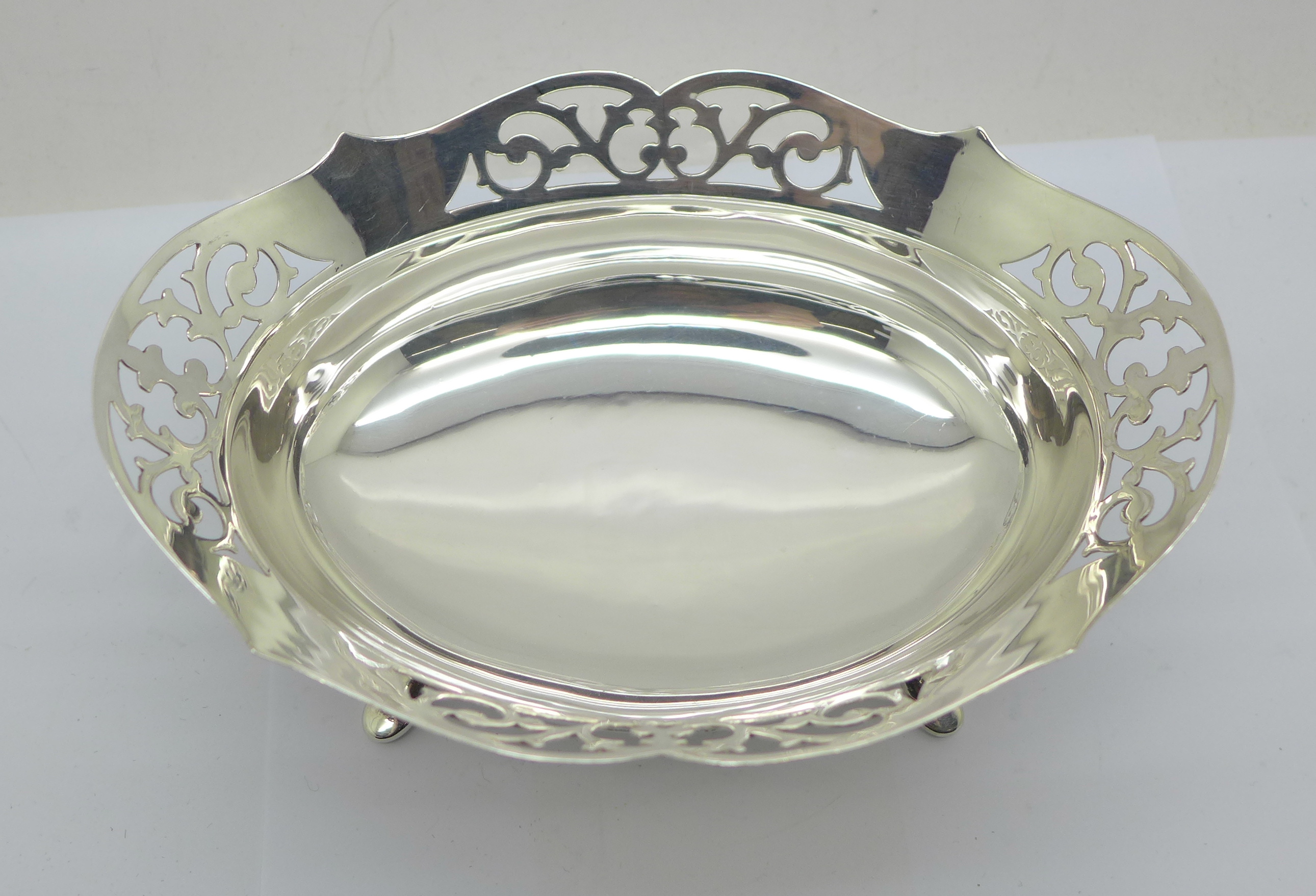 A pierced silver dish, Sheffield 1962, 232g, 18cm wide - Bild 2 aus 5