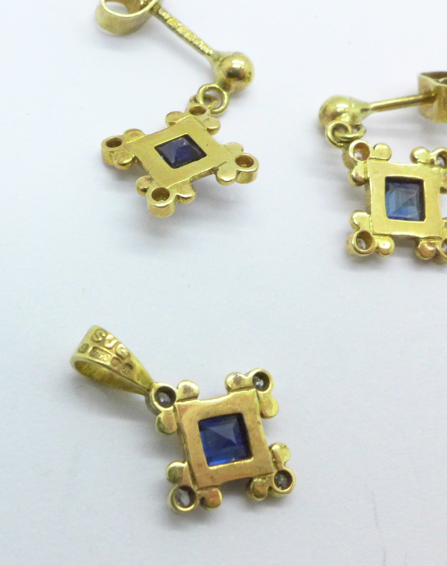 An pair of 18ct gold and diamond earrings and a matching pendant, 2.7g - Bild 3 aus 3