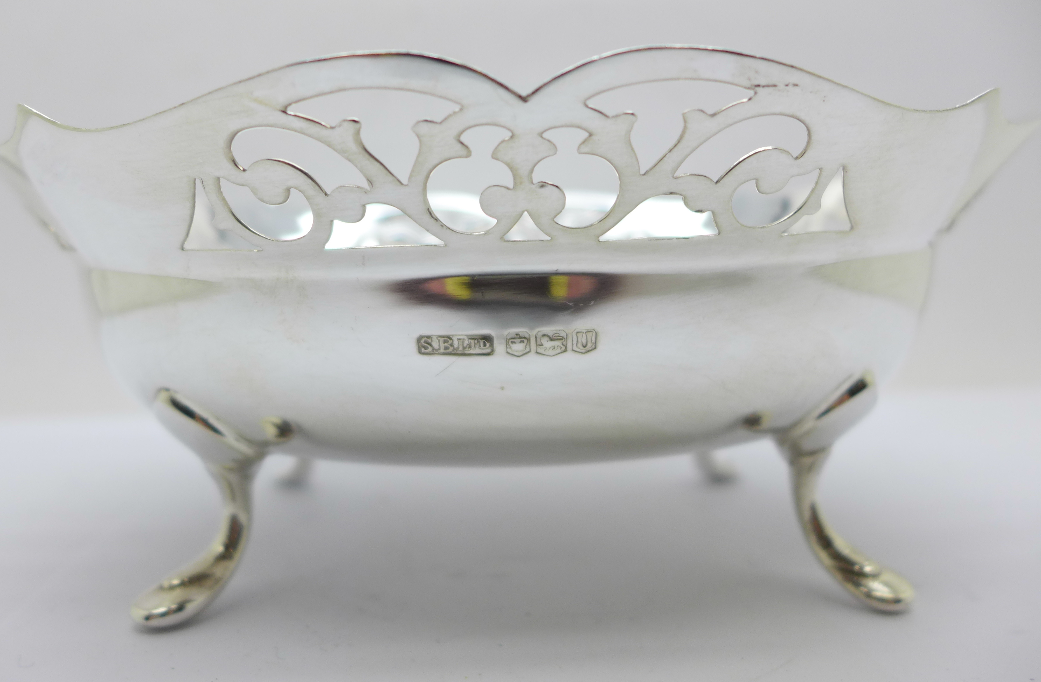 A pierced silver dish, Sheffield 1962, 232g, 18cm wide - Bild 3 aus 5