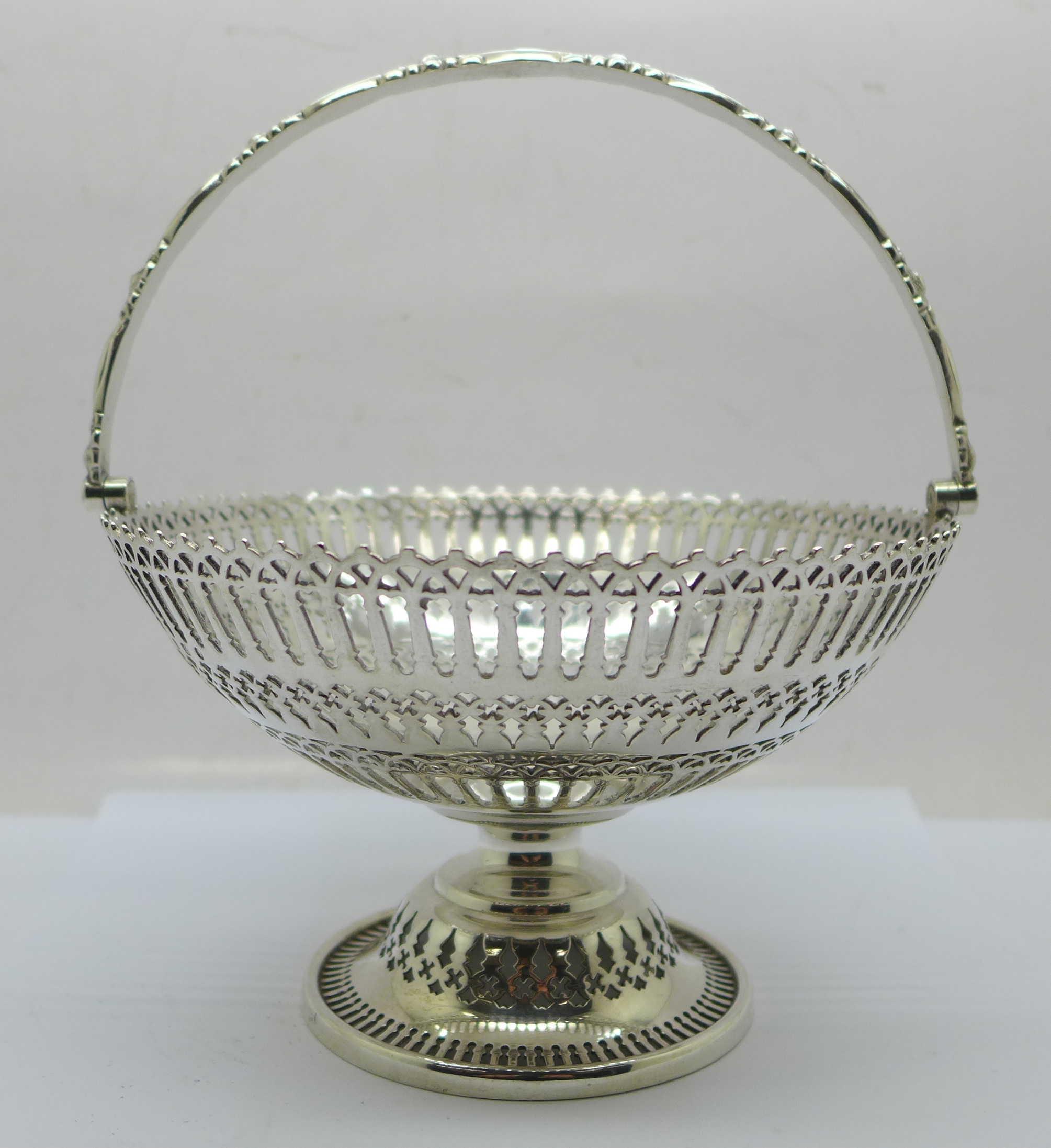 A pierced silver basket, Sheffield 1860, Hawkesworth, Eyre & Co., 299g, diameter 14.5cm - Bild 2 aus 4