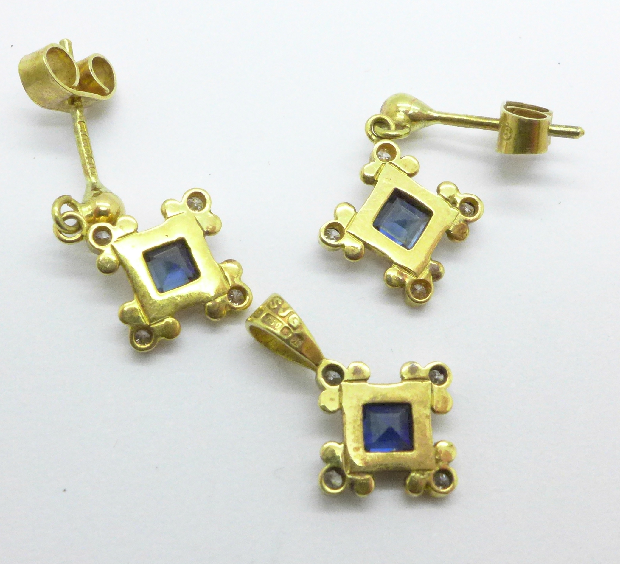 An pair of 18ct gold and diamond earrings and a matching pendant, 2.7g - Bild 2 aus 3